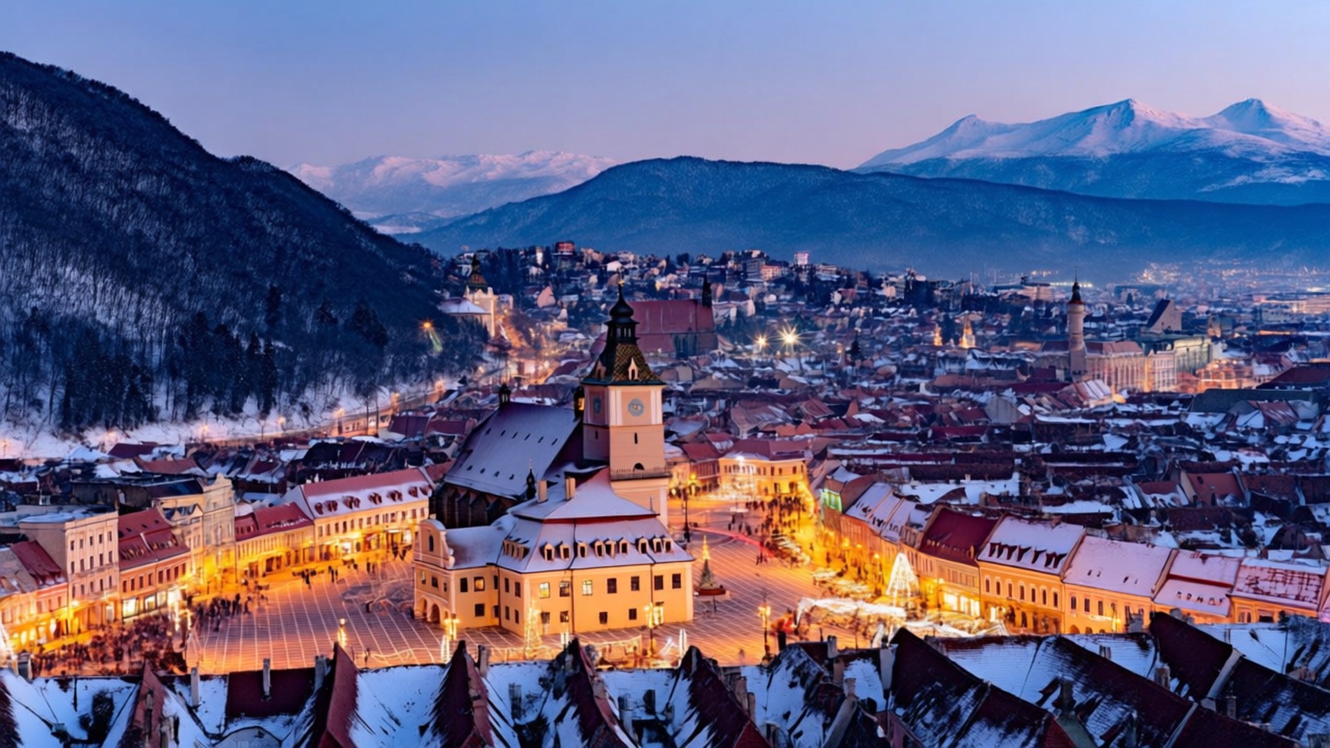 Brasov Winter Wonderland 壁紙 — 白雪覆蓋屋頂和街道，溫暖的燈光從山城建築中閃爍，在黃昏時分。