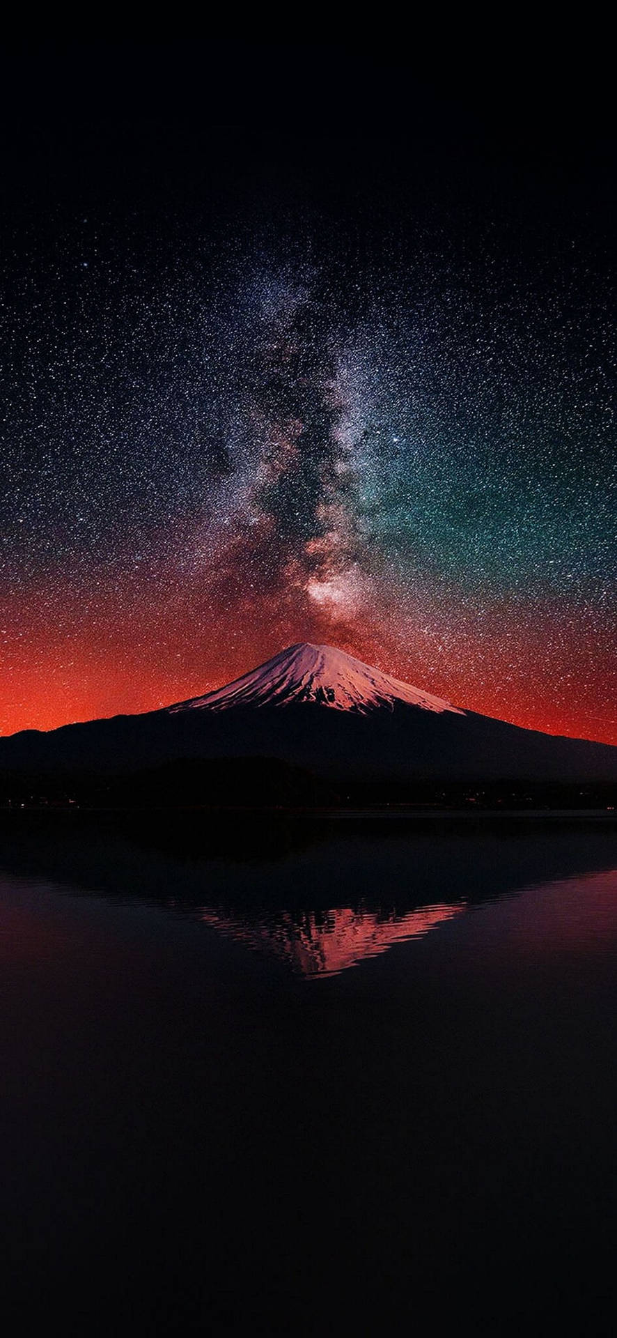 星空下的富士山，銀河倒映在水中 — Amoled 壁紙