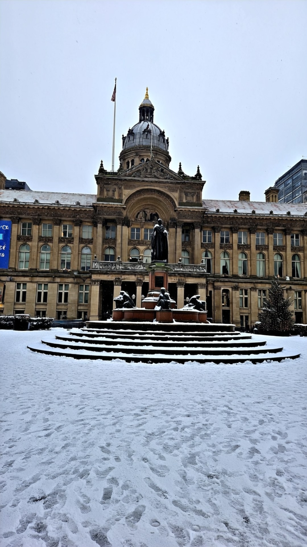 Birmingham 桌布 壁紙 — 一座宏偉的歷史建築，擁有圓頂屋頂，在灰色的冬日天空下被雪覆蓋，其台階和廣場鋪滿了新雪。