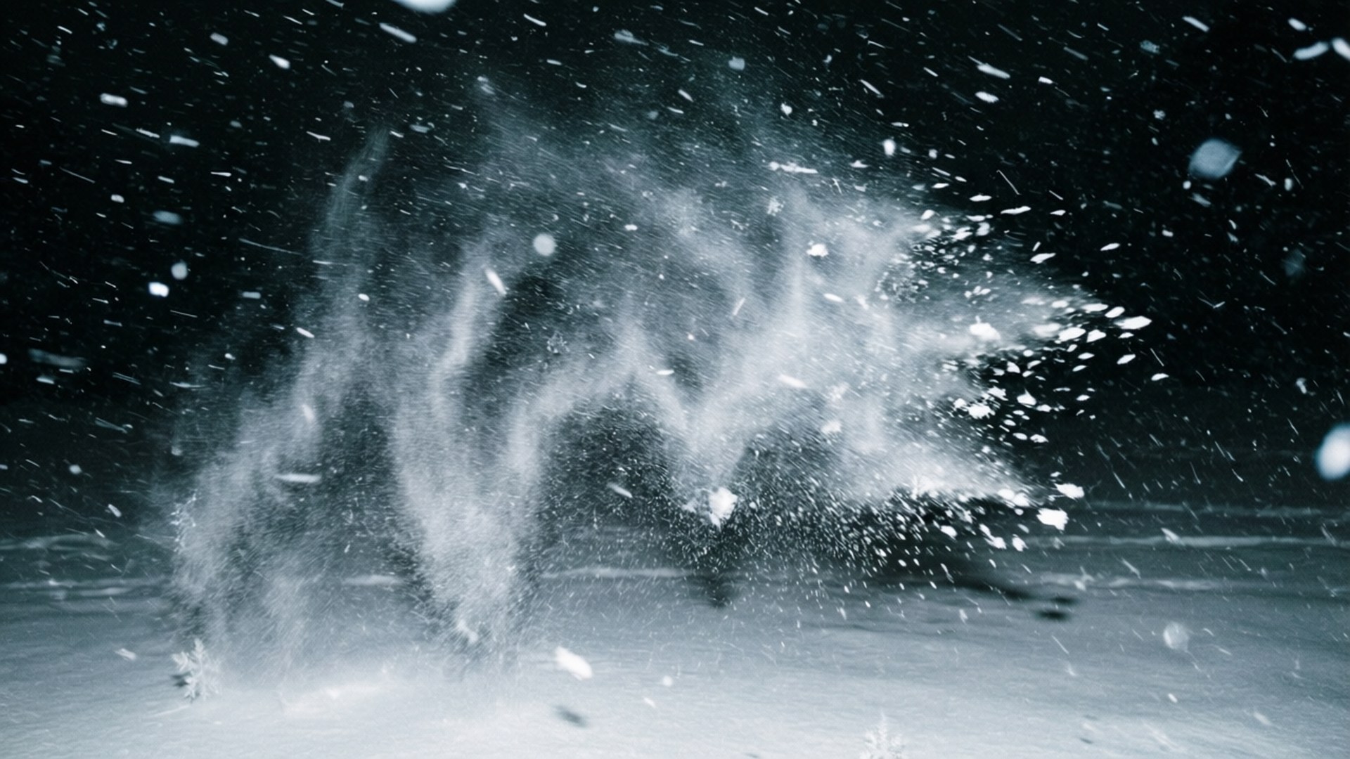 Blizzard Swirl 壁紙 — 一場動態的雪爆向上噴發，在漆黑的夜空背景下，單片雪花懸浮在運動中。