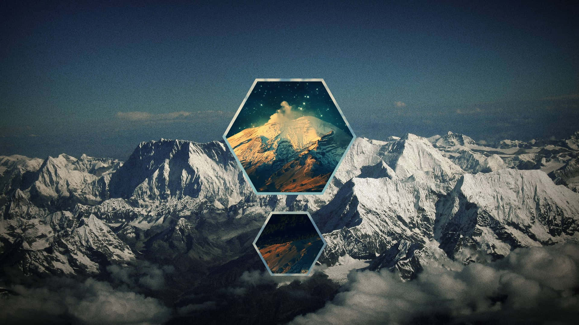  壁紙 — 積雪的山峰穿破雲層，六邊形框架內顯現星空之夜和發光的山谷。