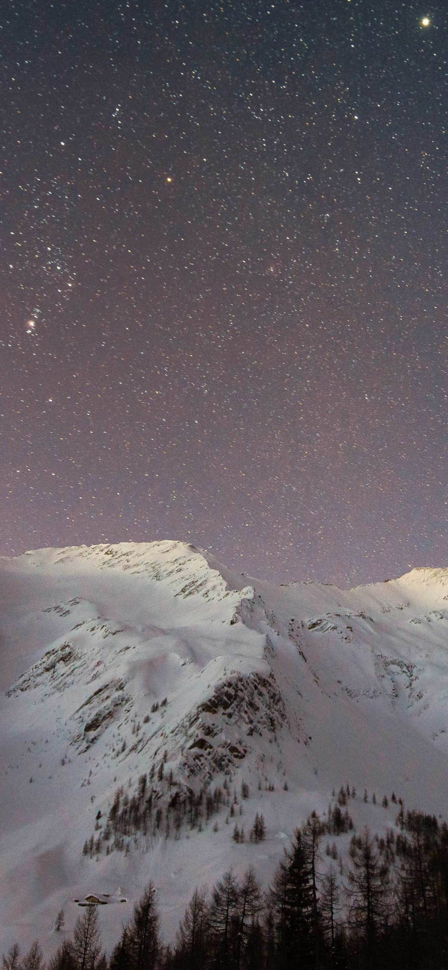 在繁星點點的夜空下，積雪的山脈伴隨著紫色的極光。 — iPhone 13 Pro Max 壁紙