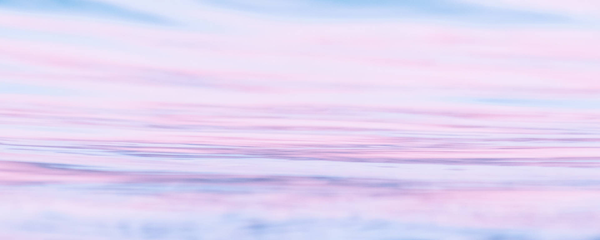 在柔和夢幻的天空中劃過的粉紅色和藍色雲彩。 — Pastel 壁紙