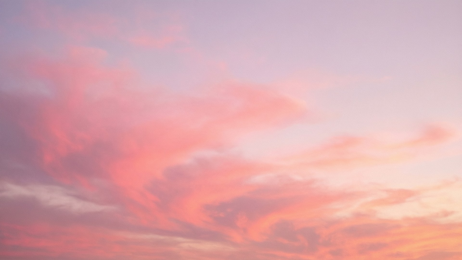 Pink Ombre Sunset 壁紙 — 柔和的粉紅色和蜜桃色雲彩在淡紫色暮色天空中旋轉。
