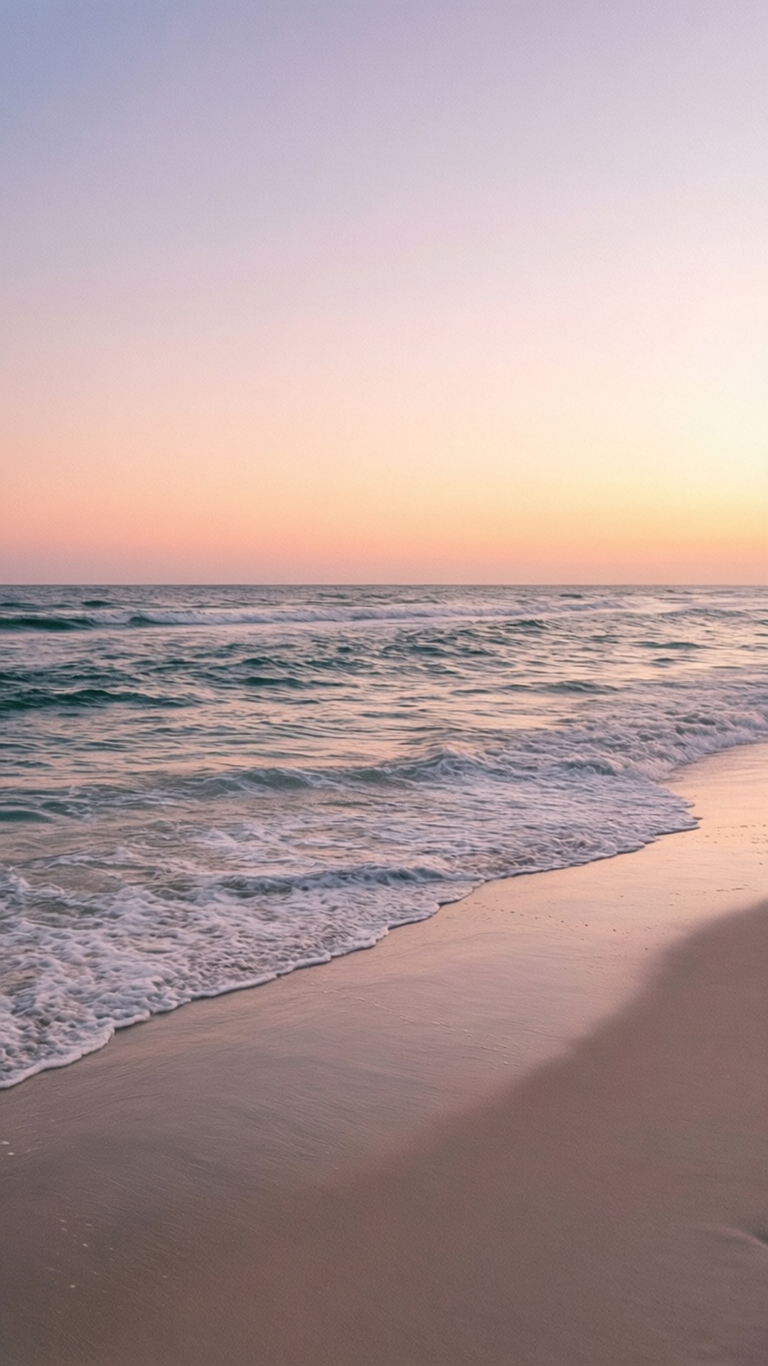 Serene Beach Sunset 壁紙 — 柔和的波浪拍打沙灘，在粉紅、橙和薰衣草色混合的粉彩日落天空下。