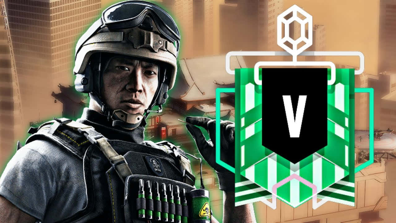  壁紙 — 一名身穿戰術裝備的士兵在模糊的城市背景下，手持手榴彈，旁邊有一個發光的綠色「V」標誌。