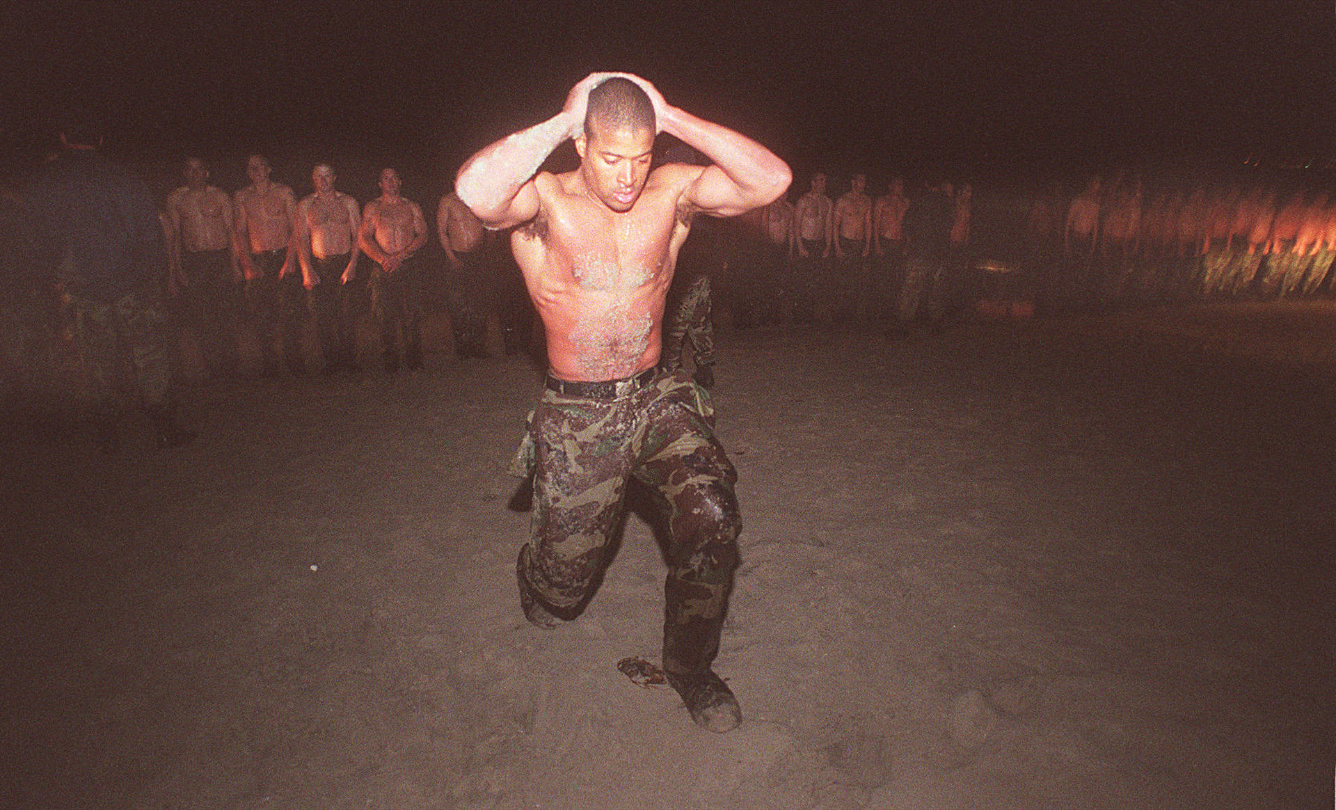 夜間軍事訓練中擦洗頭部的士兵，其他士兵列隊站立。 — 激勵 壁紙