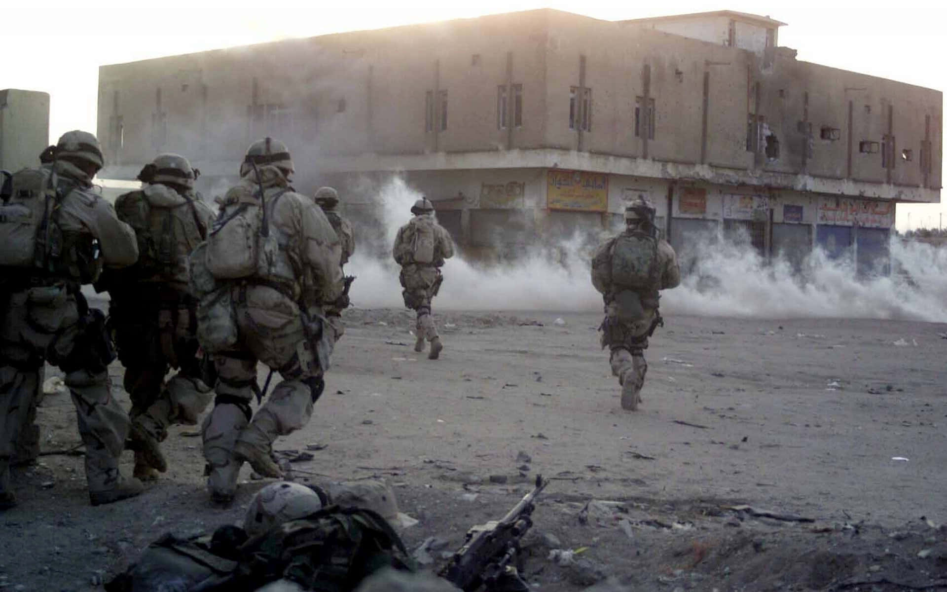  壁紙 — 全副武裝的士兵在塵土飛揚的城市街道上衝刺，身後受損的建築物冒出濃煙。