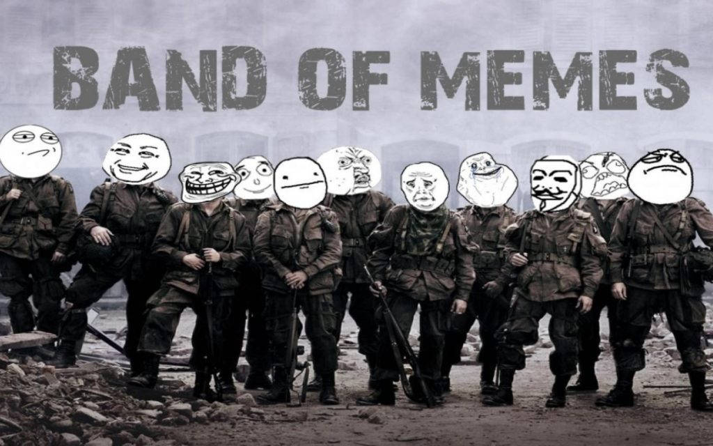 一群在戰爭場景中戴著迷因面孔的士兵。 — Meme 壁紙