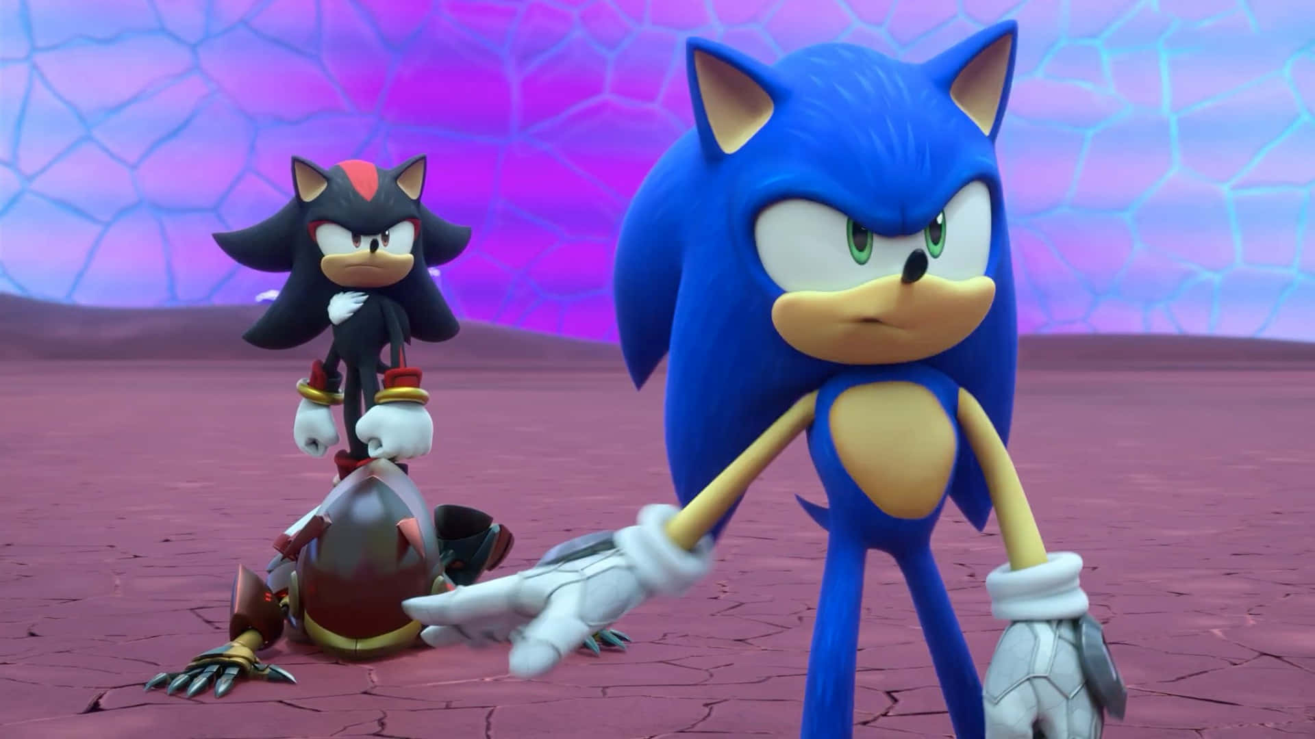  壁紙 — Sonic 和 Shadow 站在裂開的紫色沙漠中，腳下有一個倒下的機器人，頭上是發光的外星天空。