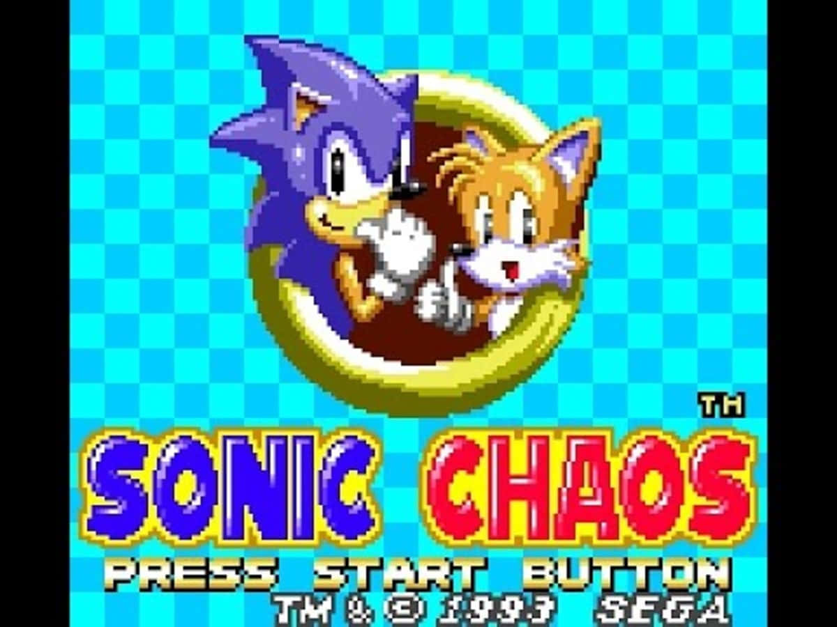 Sonic Chaos 桌布 壁紙 — 《Sonic Chaos》的像素藝術標題畫面，Sonic 和 Tails 在金色環中，背景是藍色格子。