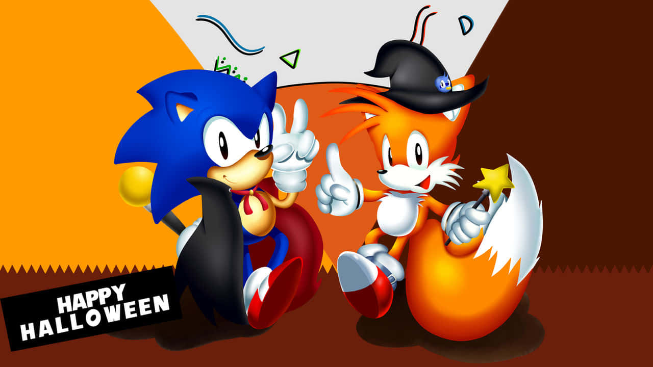  壁紙 — Sonic 和 Tails 穿著萬聖節服裝，在鮮明的橙色和棕色背景前愉快地擺姿勢，並帶有「Happy Halloween」文字。