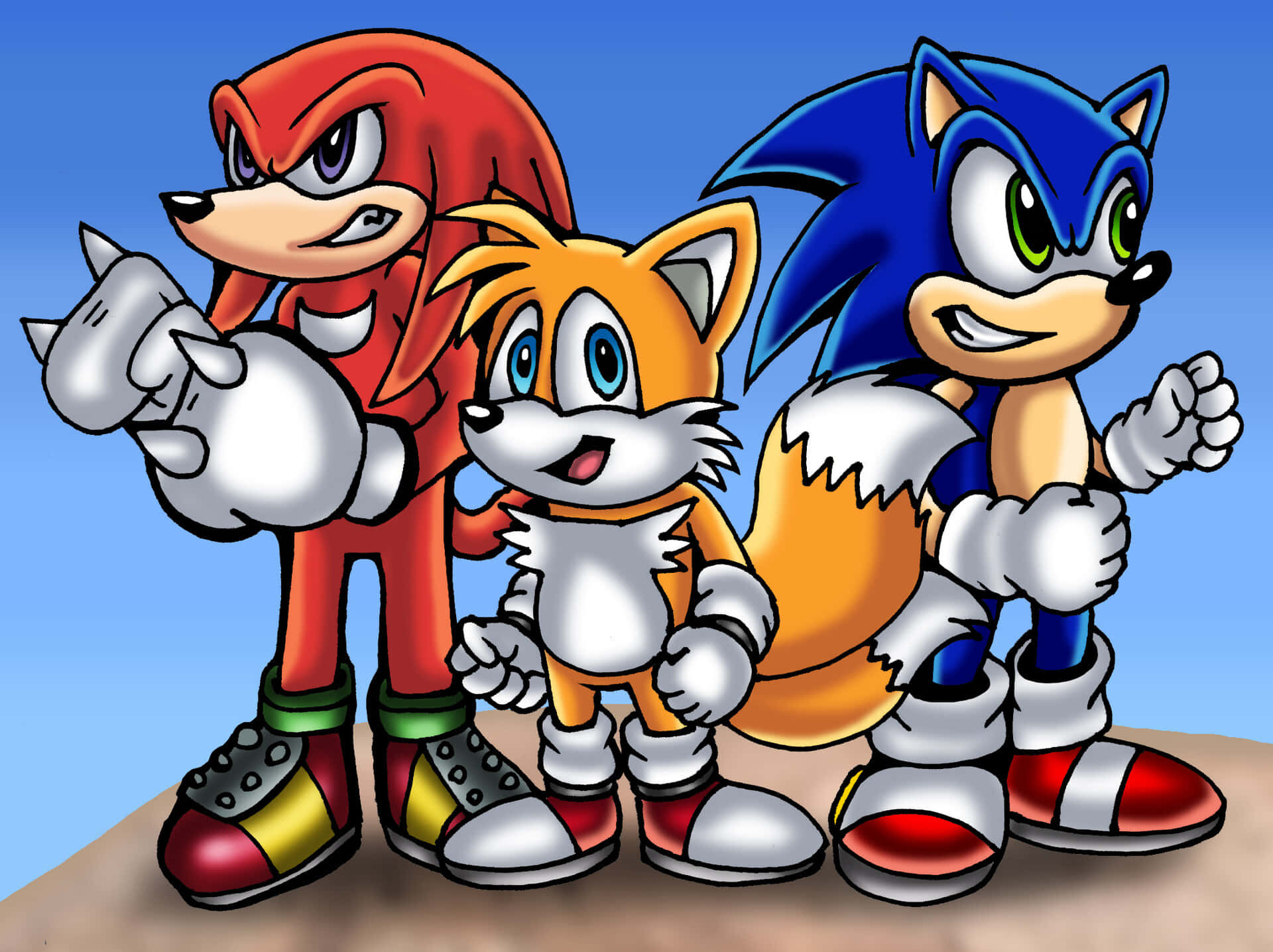Sonic And Knuckles 桌布 壁紙 — Sonic、Knuckles 和 Tails 在明亮的藍天下以自信的姿勢和色彩繽紛的服裝站在一起。