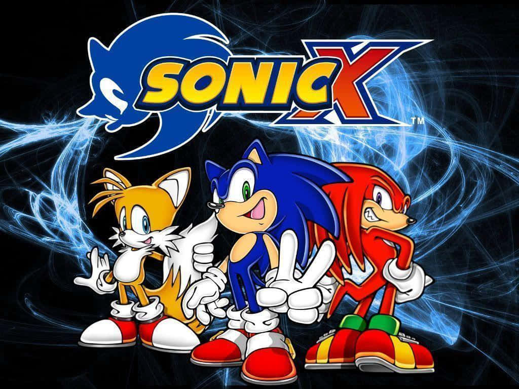 Sonic X 桌布 壁紙 — Sonic、Knuckles 和 Tails 在深色背景前充滿活力地擺姿勢，帶有藍色能量條紋和上方的 Sonic X 標誌。