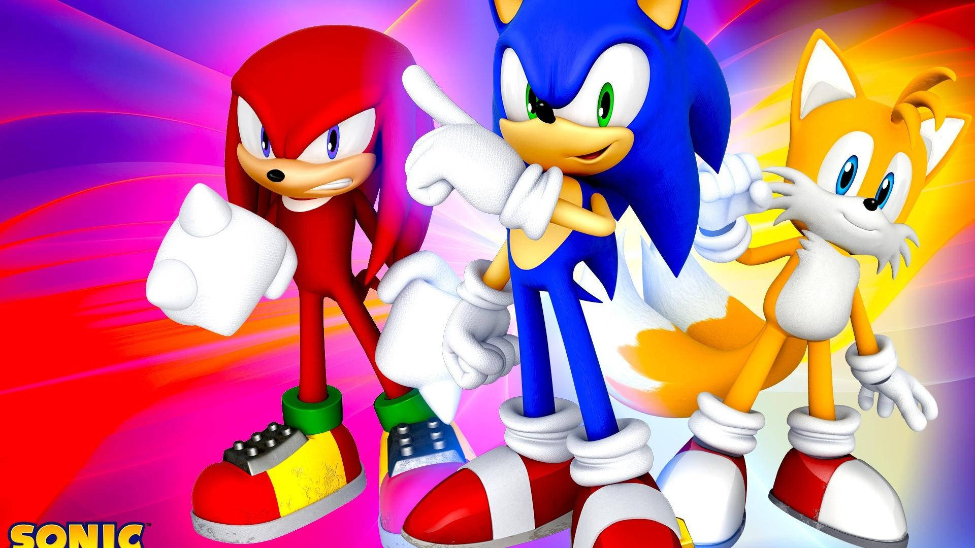 miles prower 桌布 壁紙 — Sonic、Knuckles 和 Tails 英雄般地站在充滿活力的條紋背景前，伴隨著動態的能量線條。