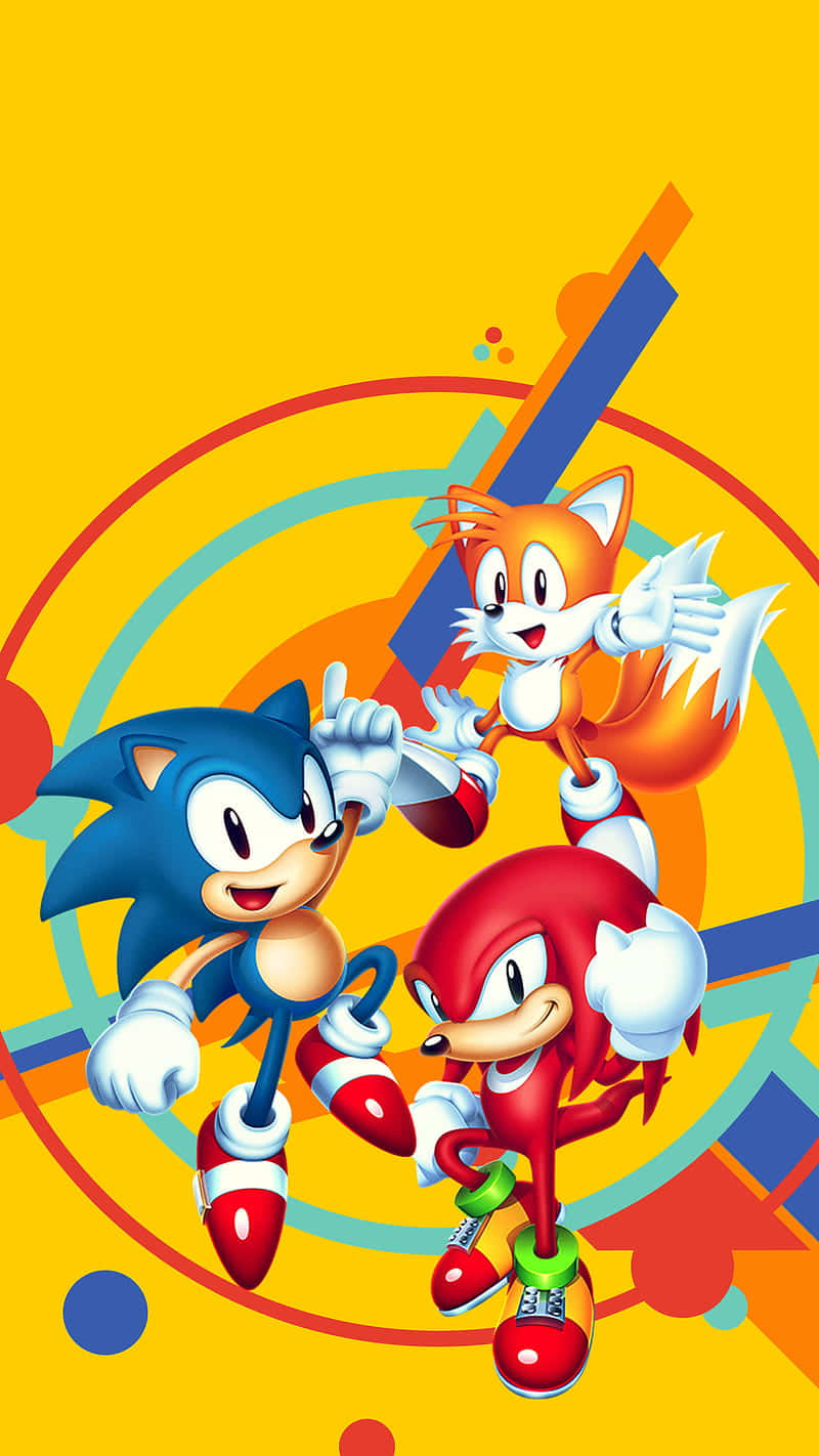 索尼克 桌布 壁紙 — Sonic、Tails 和 Knuckles 在充滿活力的黃色背景上以色彩繽紛的幾何形狀動態擺姿勢。