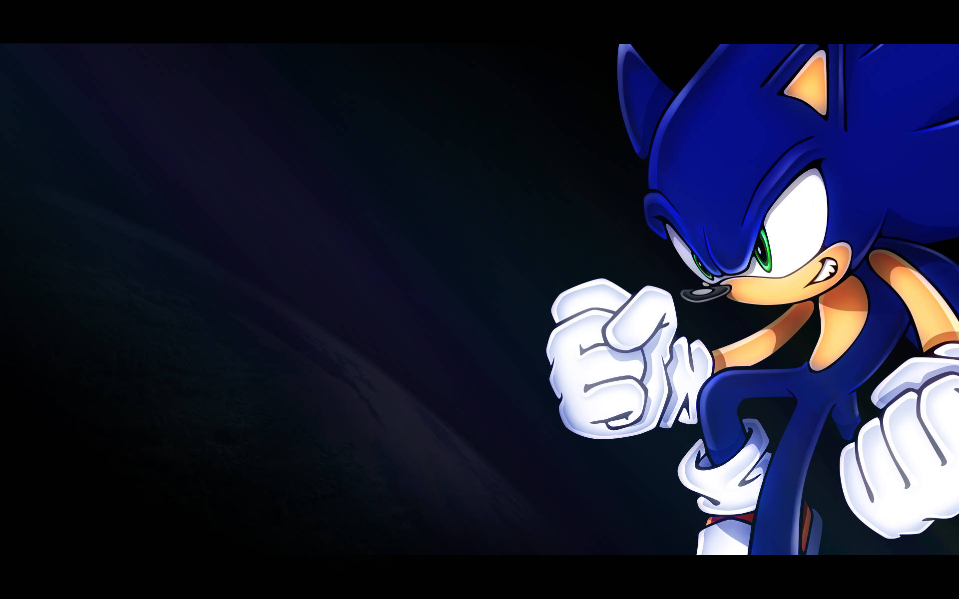 索尼克 桌布 壁紙 — Sonic the Hedgehog 以動感姿態站在深色背景前，擁有強烈的綠色眼睛和緊握的拳頭。
