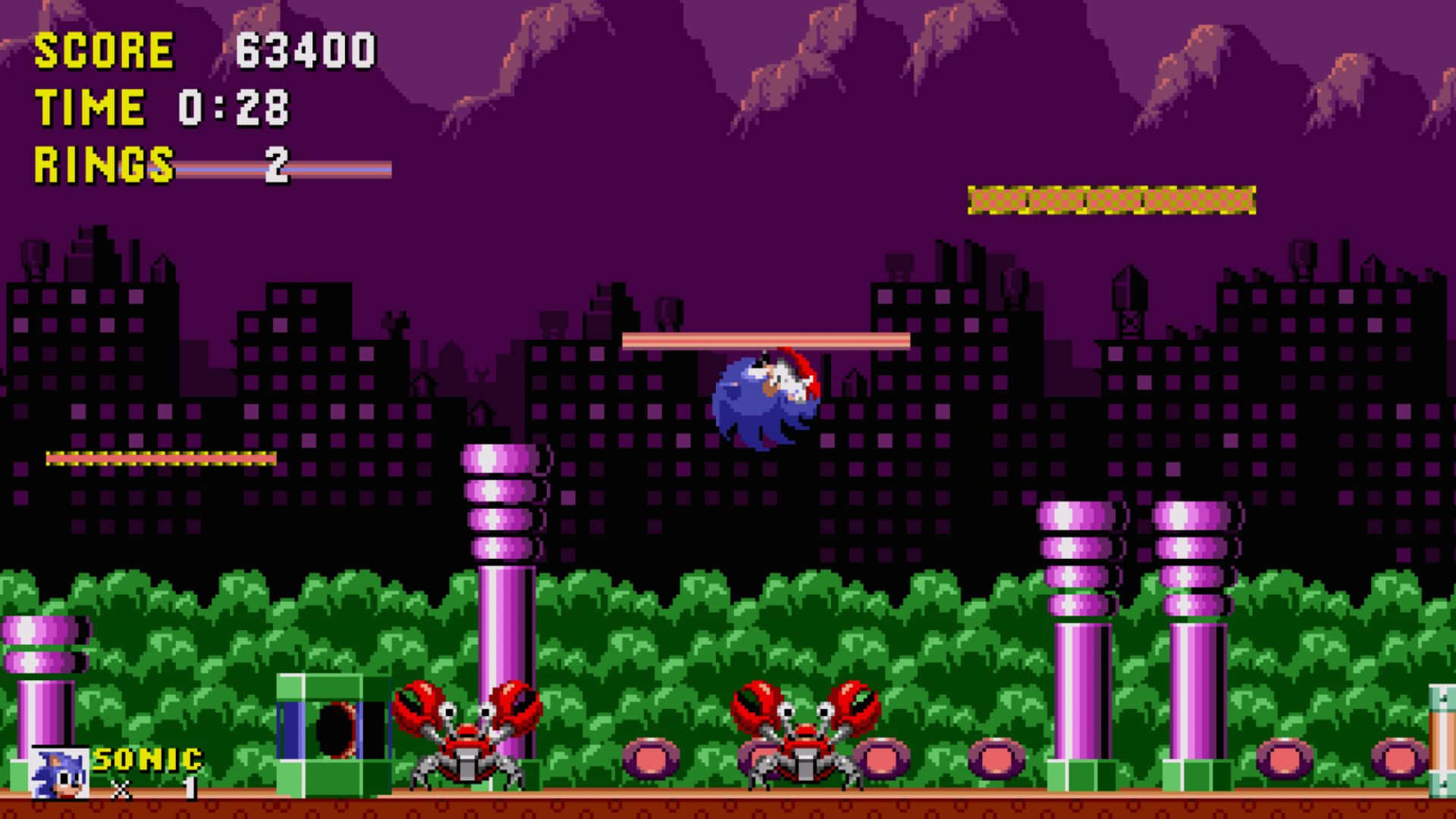 Sonic Spring Yard Zone 桌布 壁紙 — Sonic the Hedgehog 以經典 16 位元像素藝術風格，在充滿活力的紫色夜景城市景觀中奔跑，並有螃蟹敵人和金環。