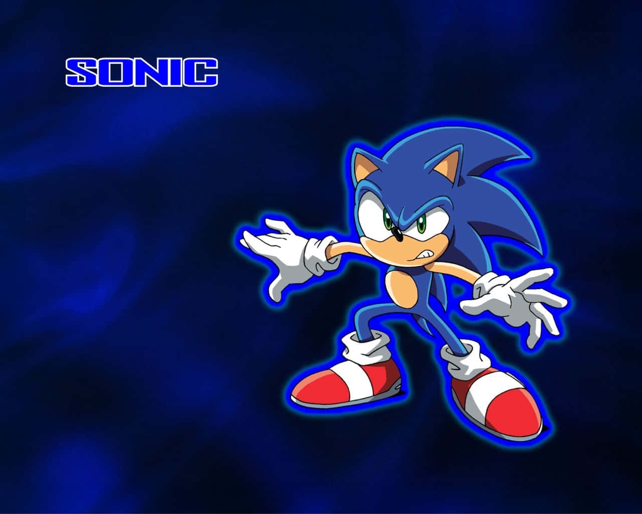 Sonic Fan Art 桌布 壁紙 — Sonic the Hedgehog 以動感姿勢呈現，背景為發光的藍色抽象圖案，並以粗體文字顯示他的名字。