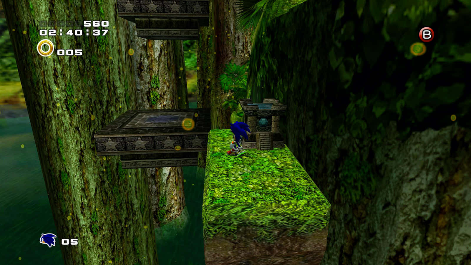 Sonic Green Forest 桌布 壁紙 — Sonic the Hedgehog 在一個有發光環和古代遺跡的3D電子遊戲關卡中，跳過長滿苔蘚的叢林平台。