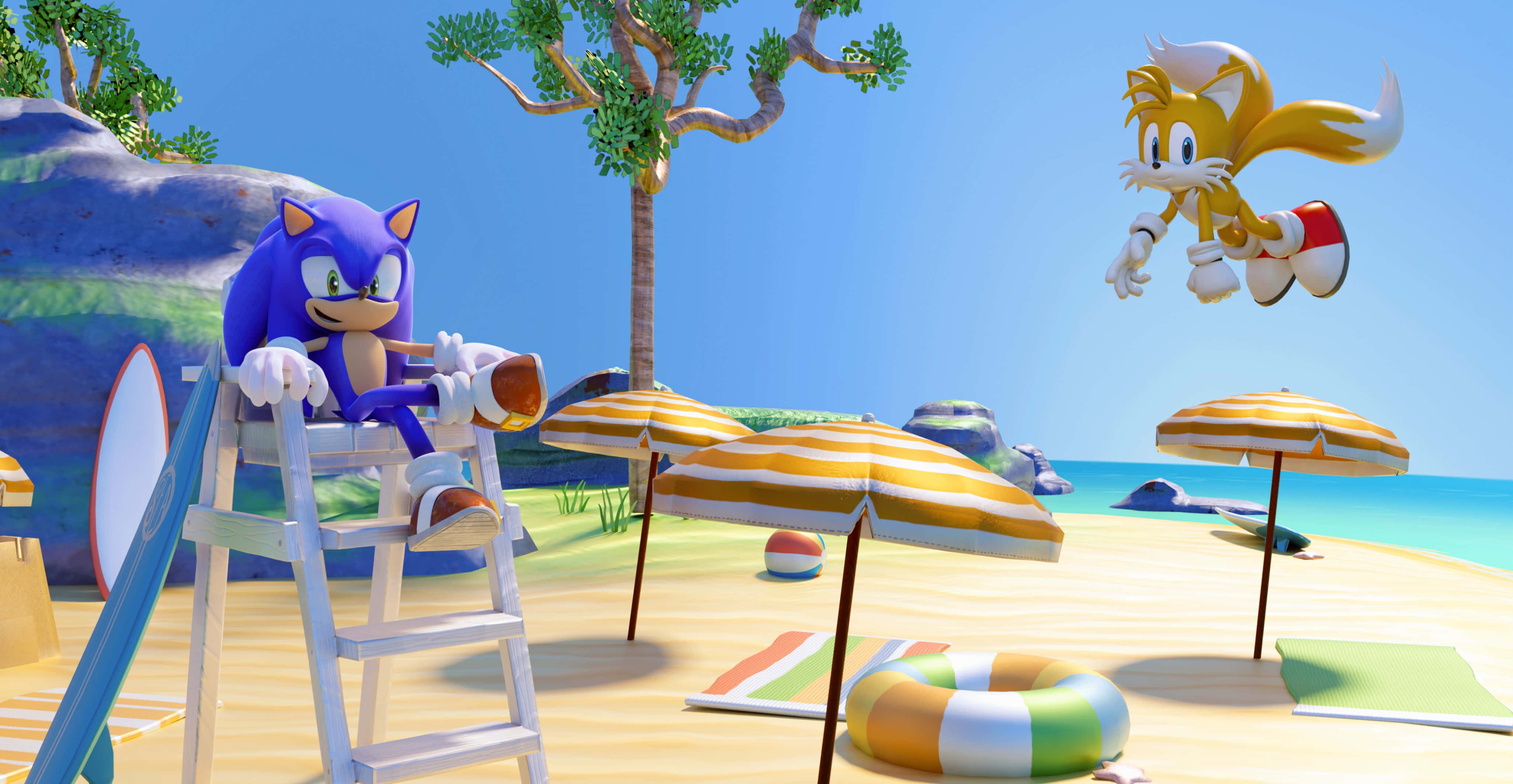 Sonic And Tails 桌布 壁紙 — Sonic the Hedgehog 躺在救生員椅上，而Tails在陽光明媚的海灘上飛過，海灘上有條紋遮陽傘和海浪。