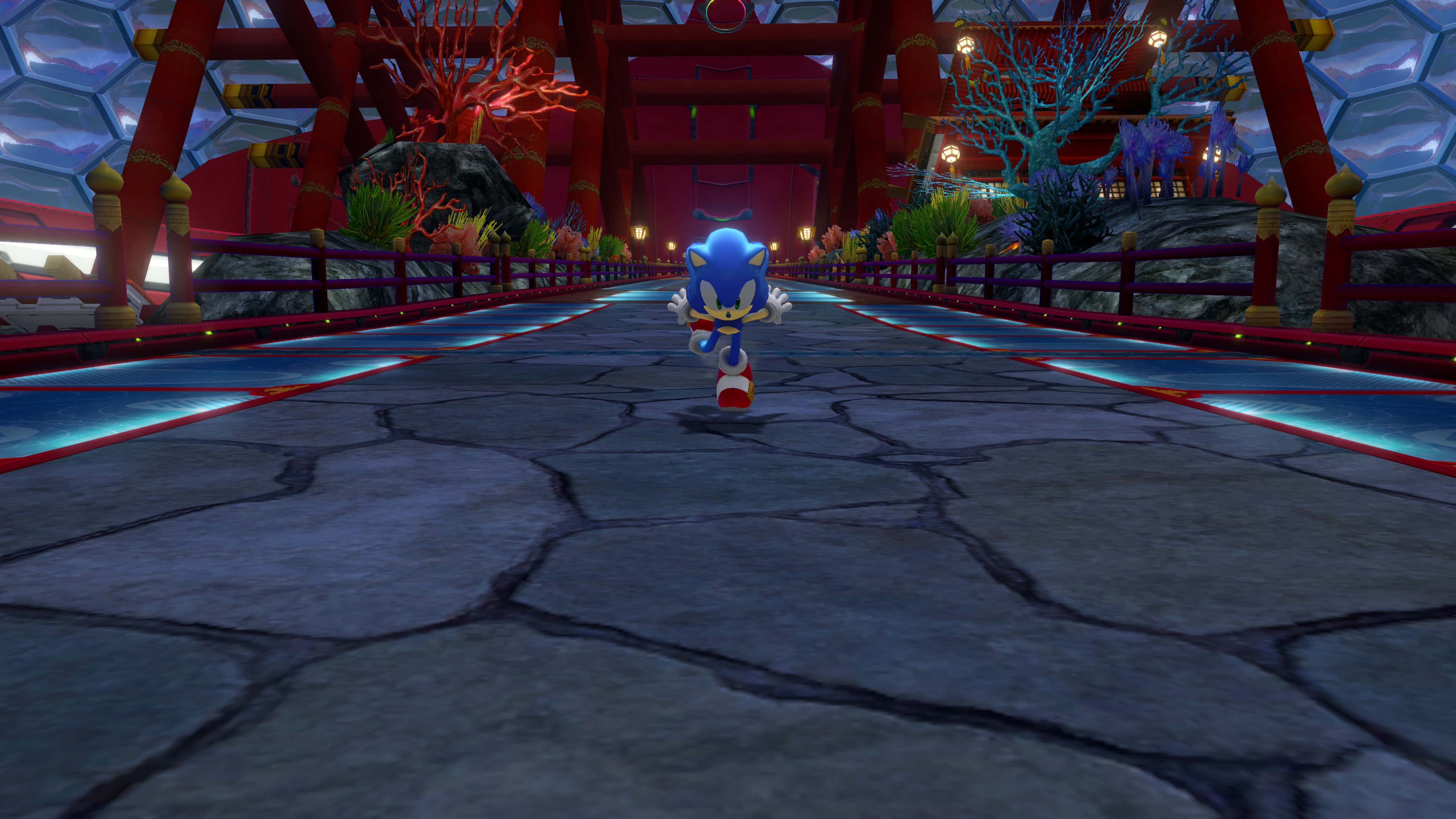 遊戲 桌布 壁紙 — Sonic the Hedgehog 在紅色和藍色未來風格神殿結構下的發光橋上向前奔跑。