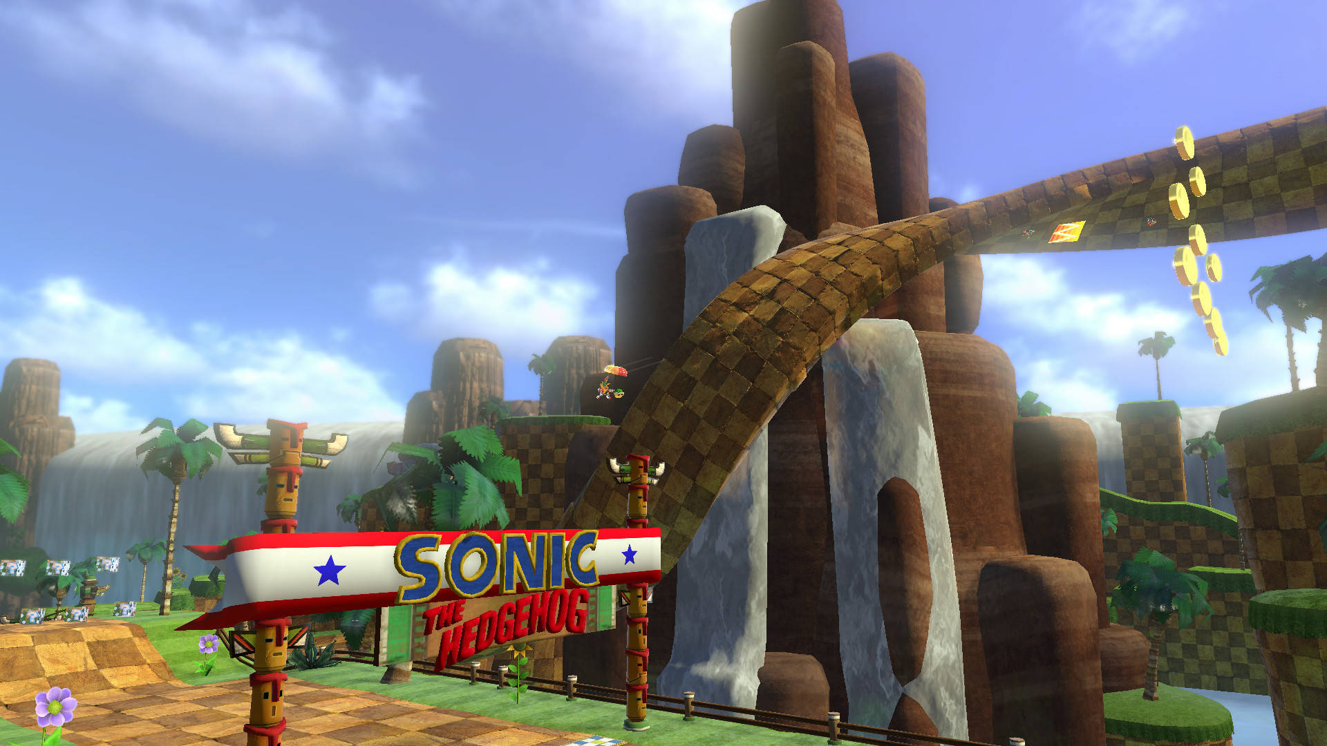 電玩遊戲 桌布 壁紙 — Sonic the Hedgehog 在明亮的藍天下穿過充滿活力的叢林主題關卡，有格子斜道和棕櫚樹。