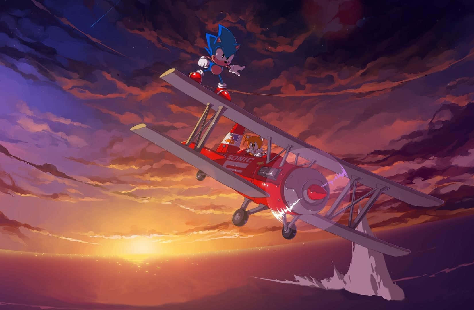 Sonic 2 桌布 壁紙 — Sonic the Hedgehog 騎著一架紅色雙翼飛機，在佈滿火紅雲彩的戲劇性日落天空中翱翔。
