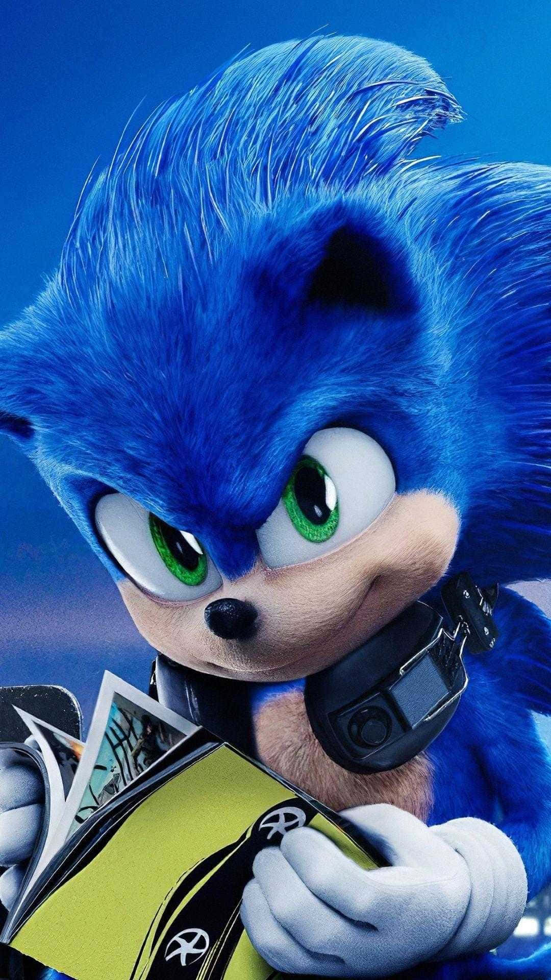 Sonic Art 桌布 壁紙 — Sonic the Hedgehog 在特寫鏡頭中，在藍色背景前，以堅定的表情拿著一個黃色和黑色的物體。
