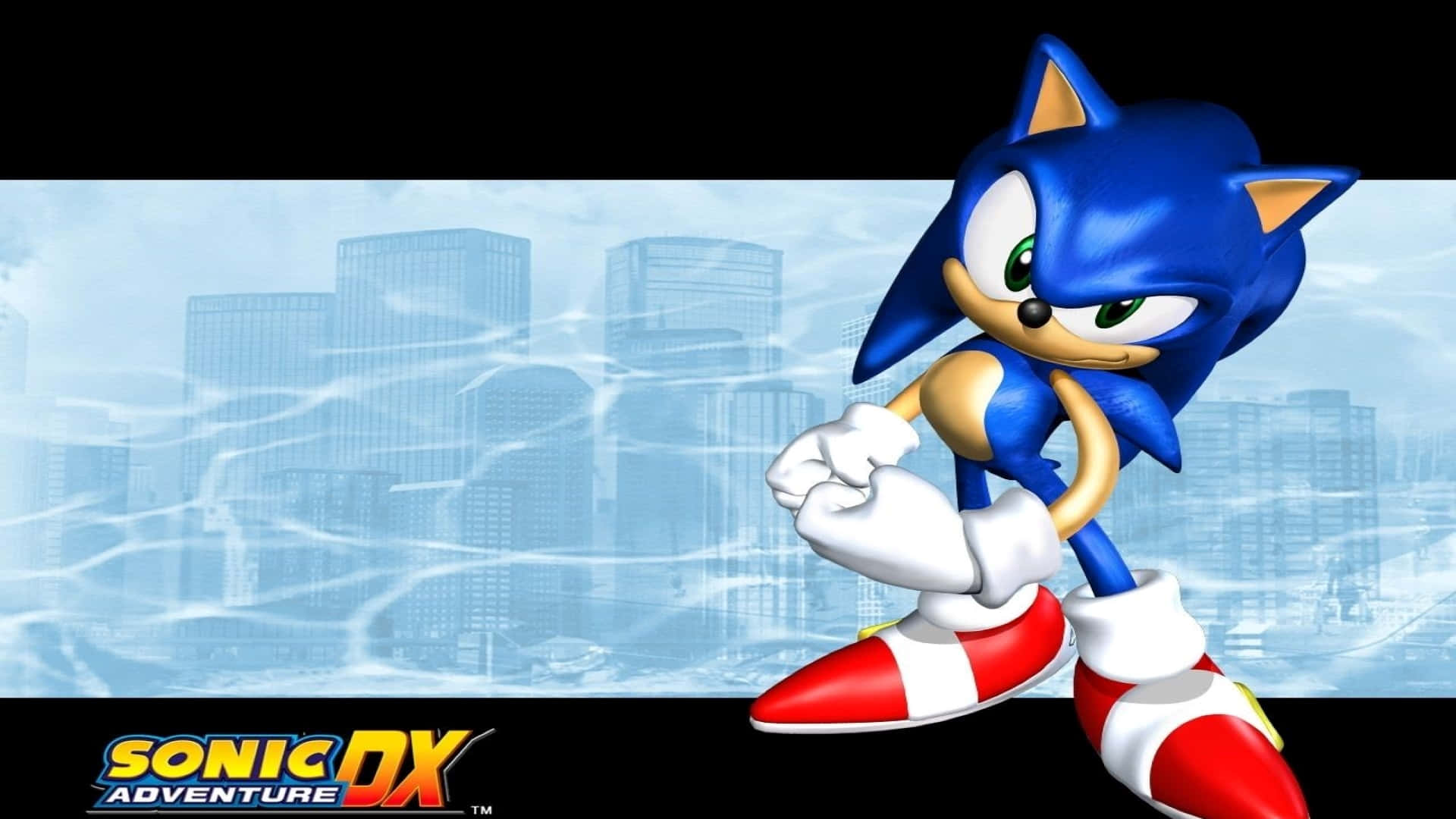 Sonic Adventure HD 桌布 壁紙 — Sonic the Hedgehog 以動感姿態站立，背景是模糊的城市景觀和水波紋效果。