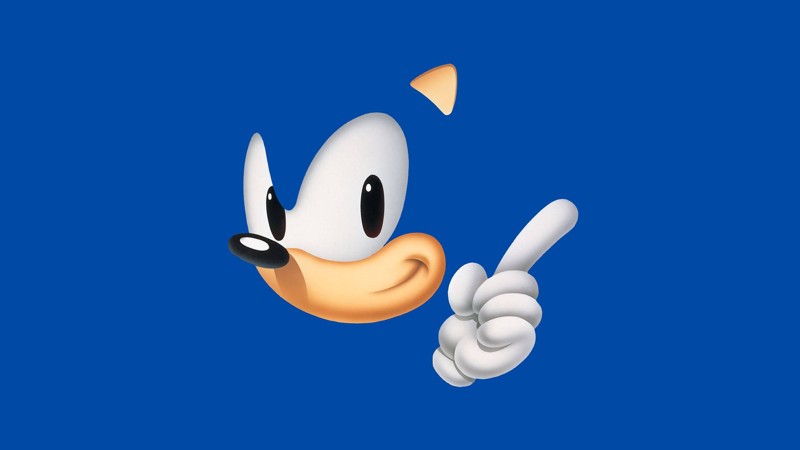 索尼克 桌布 壁紙 — Sonic the Hedgehog 在純藍色背景上開心地向上指。