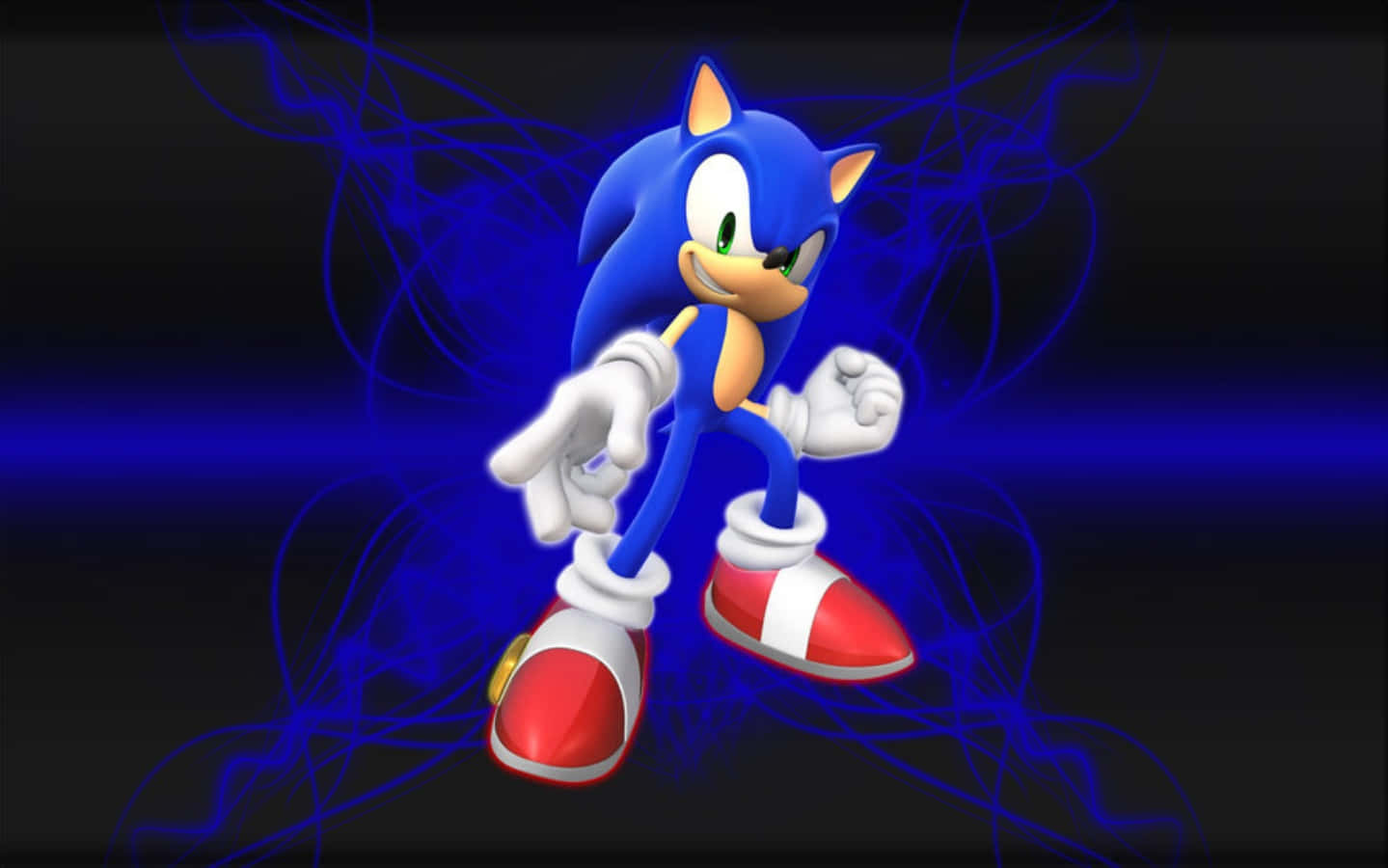 Classic Sonic 桌布 壁紙 — Sonic the Hedgehog 在黑暗背景前動態地站立，發光的藍色能量線在他周圍旋轉。