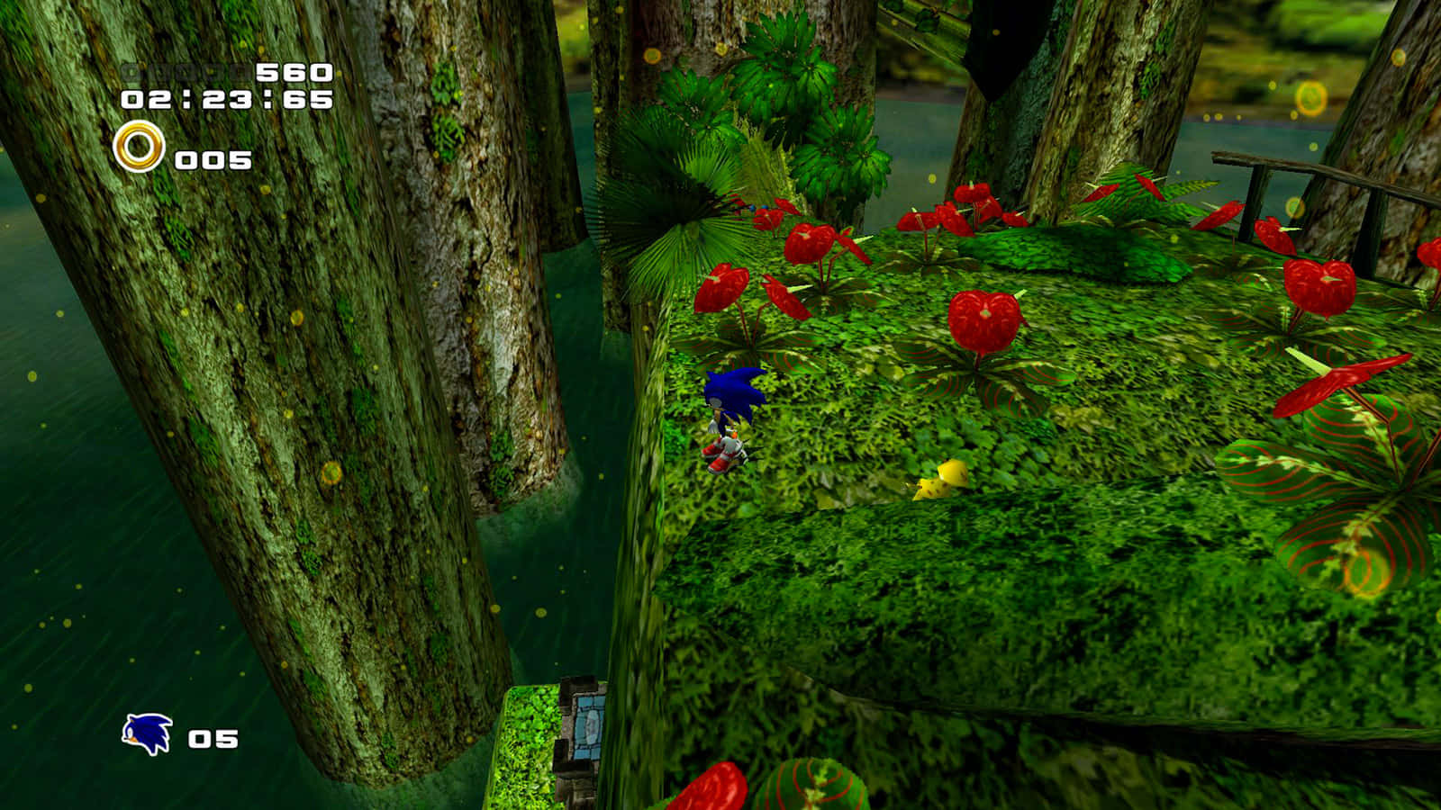 Sonic Green Forest 桌布 壁紙 — Sonic the Hedgehog 在一個茂密的叢林關卡中飛馳，周圍有鮮紅色的花朵和長滿苔蘚的樹幹。