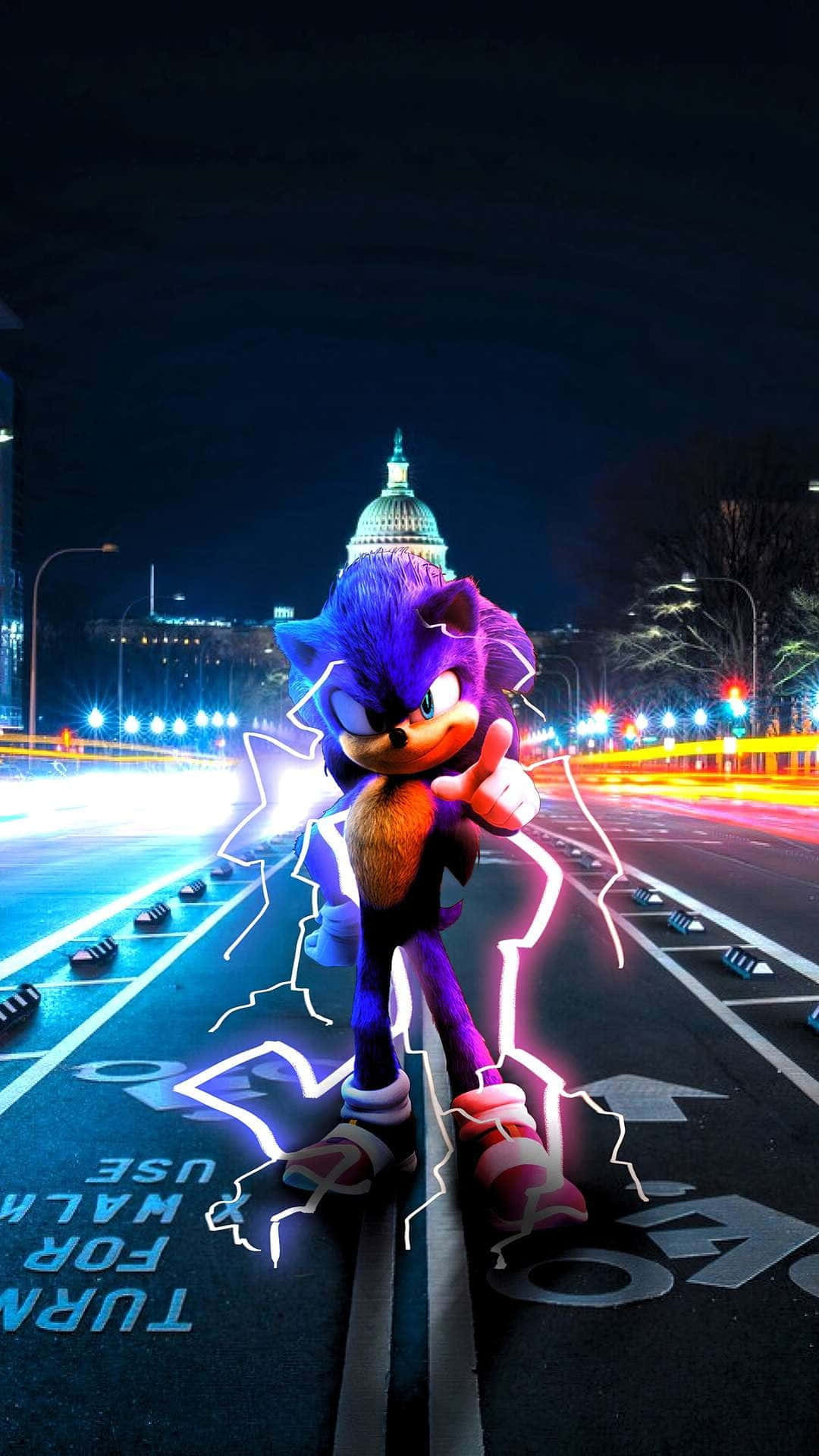 索尼克 桌布 壁紙 — Sonic the Hedgehog 站在夜晚霓虹燈照亮的城市街道上，周圍有閃電效果，背景有一座圓頂建築。