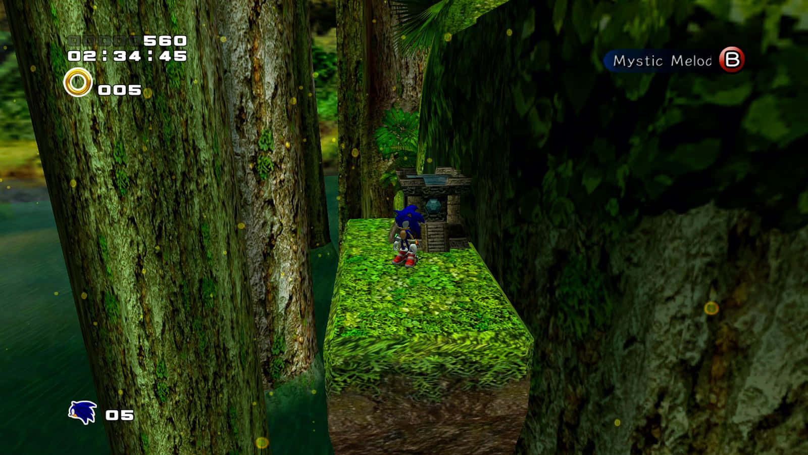 Sonic Green Forest 桌布 壁紙 — Sonic the Hedgehog 站在一個長滿青苔的平台上，位於茂密叢林關卡的巨大樹幹之間。