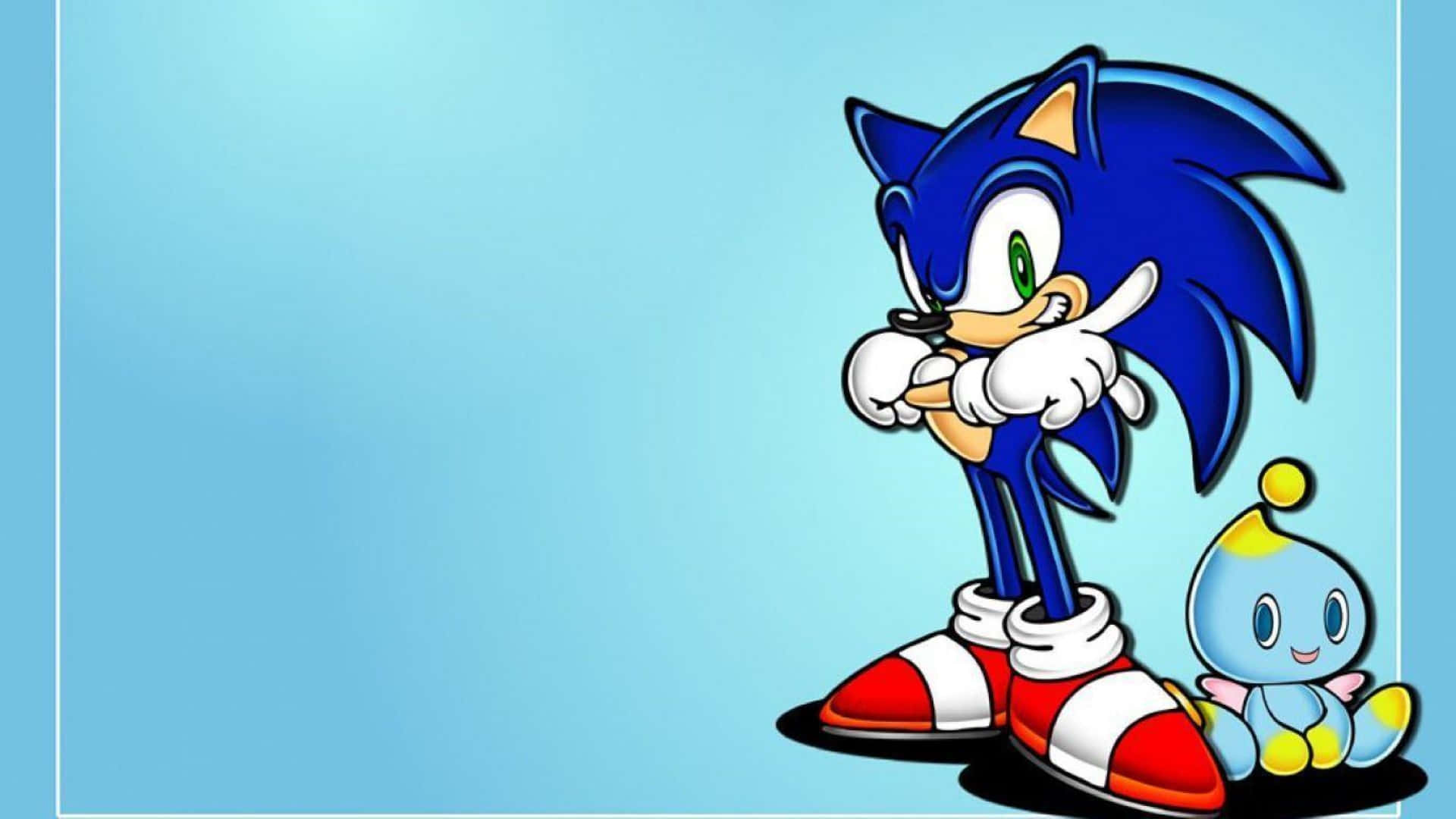 Sonic Adventure HD 桌布 壁紙 — Sonic the Hedgehog 自信地交叉雙臂，站在一隻藍色小生物旁邊，背景是柔和的藍色漸層。