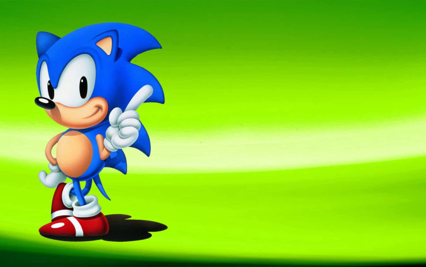 Classic Sonic 桌布 壁紙 — Sonic the Hedgehog 自信地站在充滿活力的綠色漸變背景上，面帶愉快表情向前指。