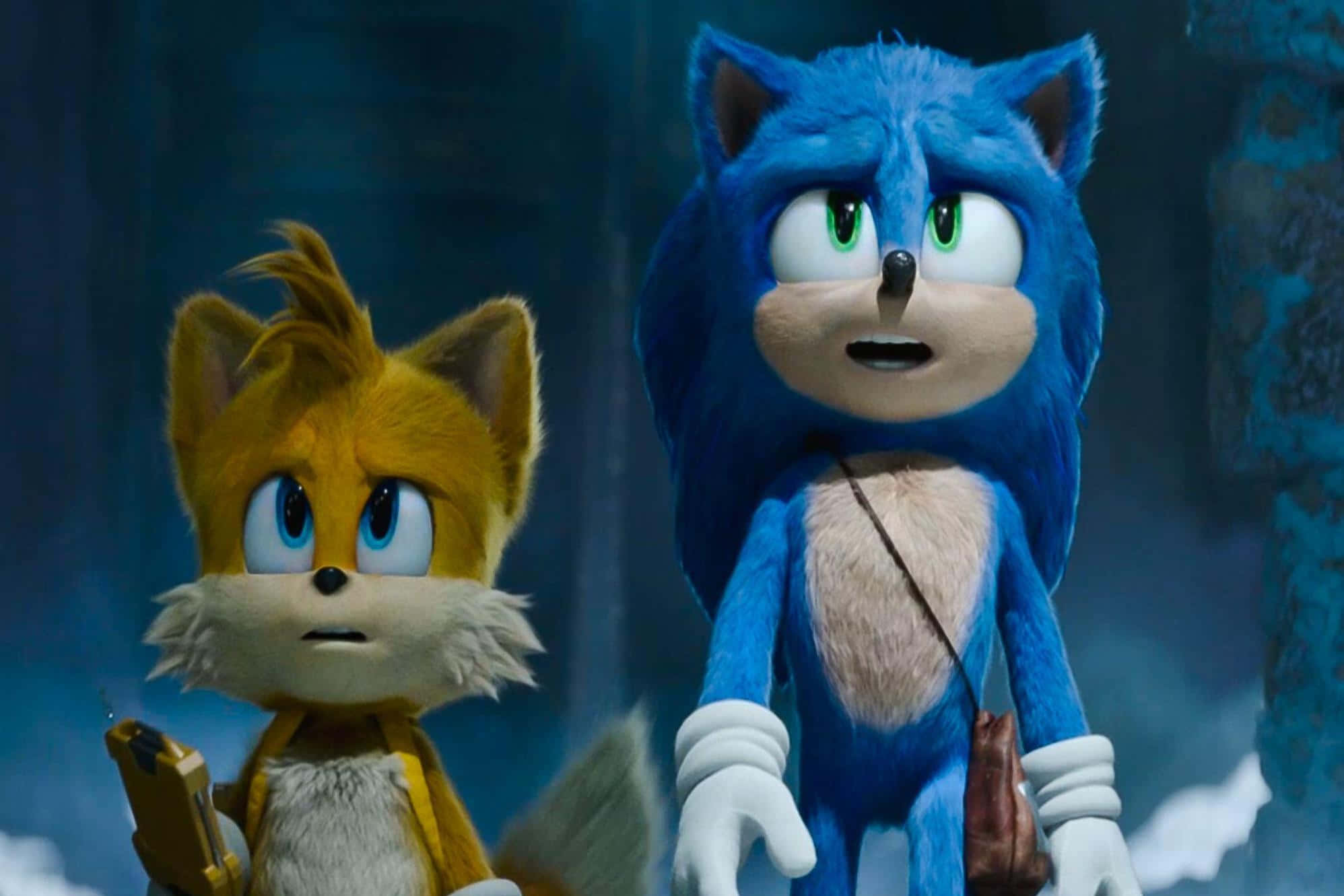 Sonic And Tails 桌布 壁紙 — Sonic 和 Tails 在昏暗的洞穴中並肩站立，表情驚訝。