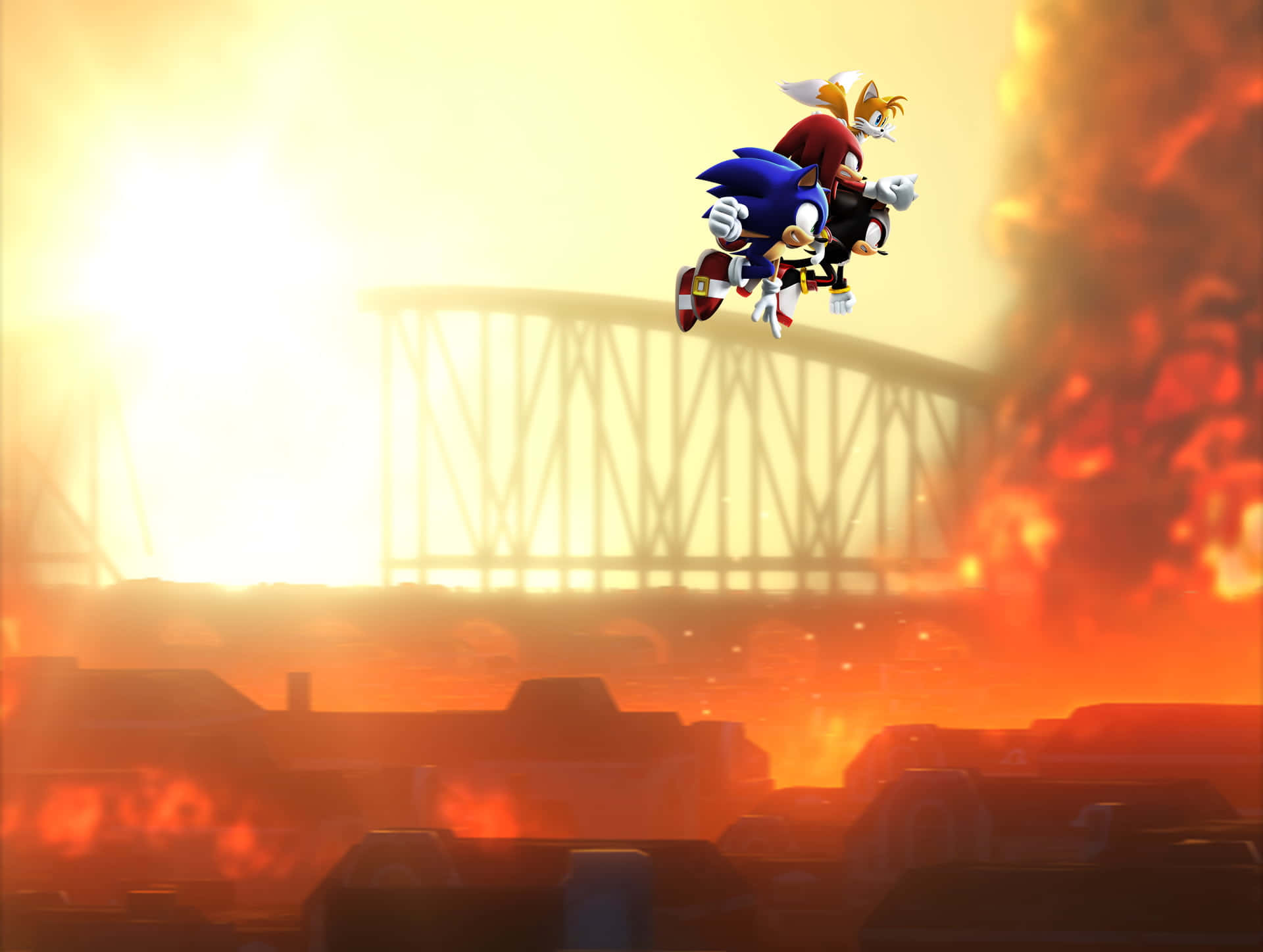 Sonic Forces Speed Battle 桌布 壁紙 — Sonic 和 Tails 在火紅的夕陽下飛越燃燒中的城市，背景有一座橋。