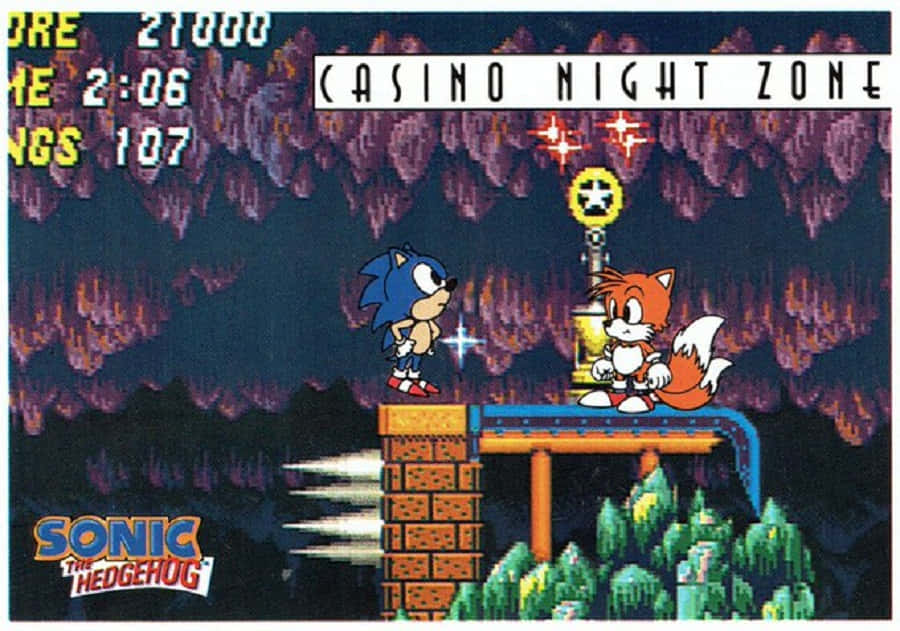 Sonic Mystic Cave Zone 桌布 壁紙 — Sonic 和 Tails 站在 Casino Night Zone 的一個平台上，下方有像素化的紫色鐘乳石和綠色樹木。