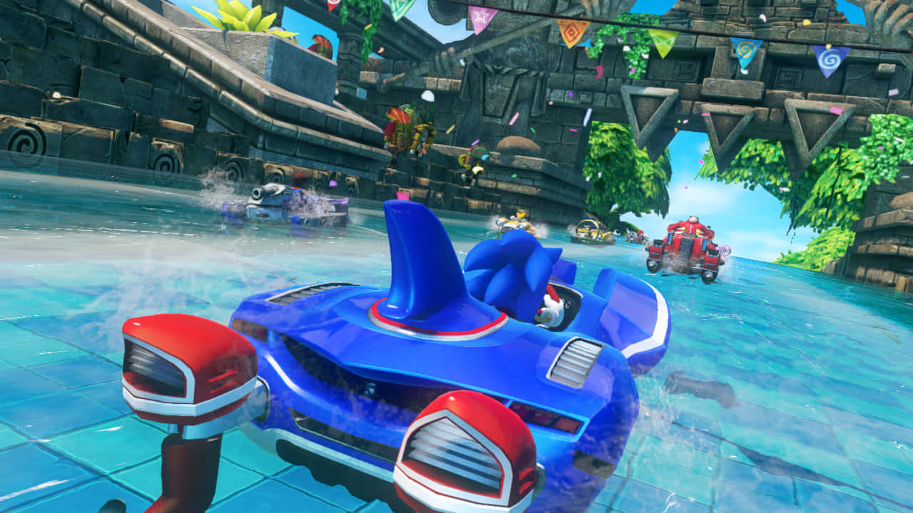Sonic And All-stars Racing Transformed 桌布 壁紙 — Sonic 駕駛藍色水上載具，穿過充滿活力的叢林賽道，賽道上有石頭遺跡和色彩繽紛的旗幟。