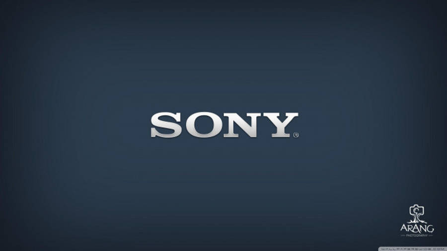 Sony 桌布 壁紙 — Sony 標誌以銀色 3D 字體居中顯示在深藍色漸變背景上。