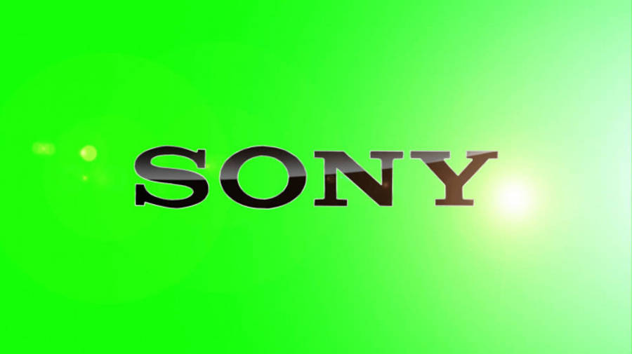 Sony 桌布 壁紙 — Sony 標誌在帶有鏡頭光暈的鮮豔漸變綠色背景上閃爍金屬光澤。