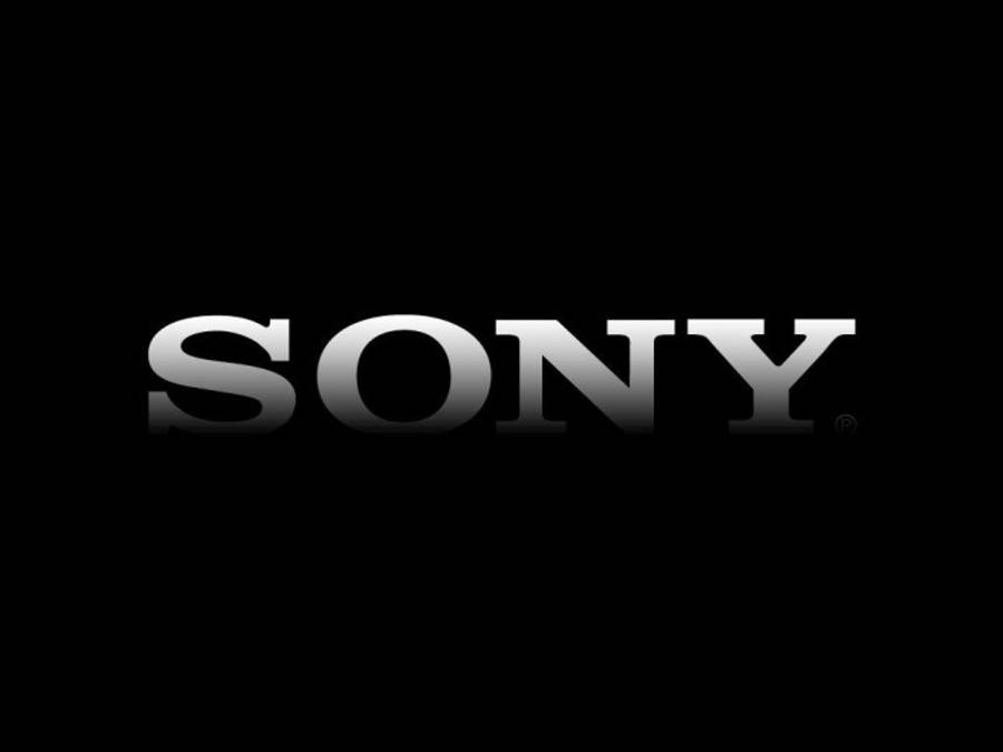 Sony 桌布 壁紙 — Sony 標誌在純黑色背景上以金屬銀色閃耀，帶有微妙的漸變照明。