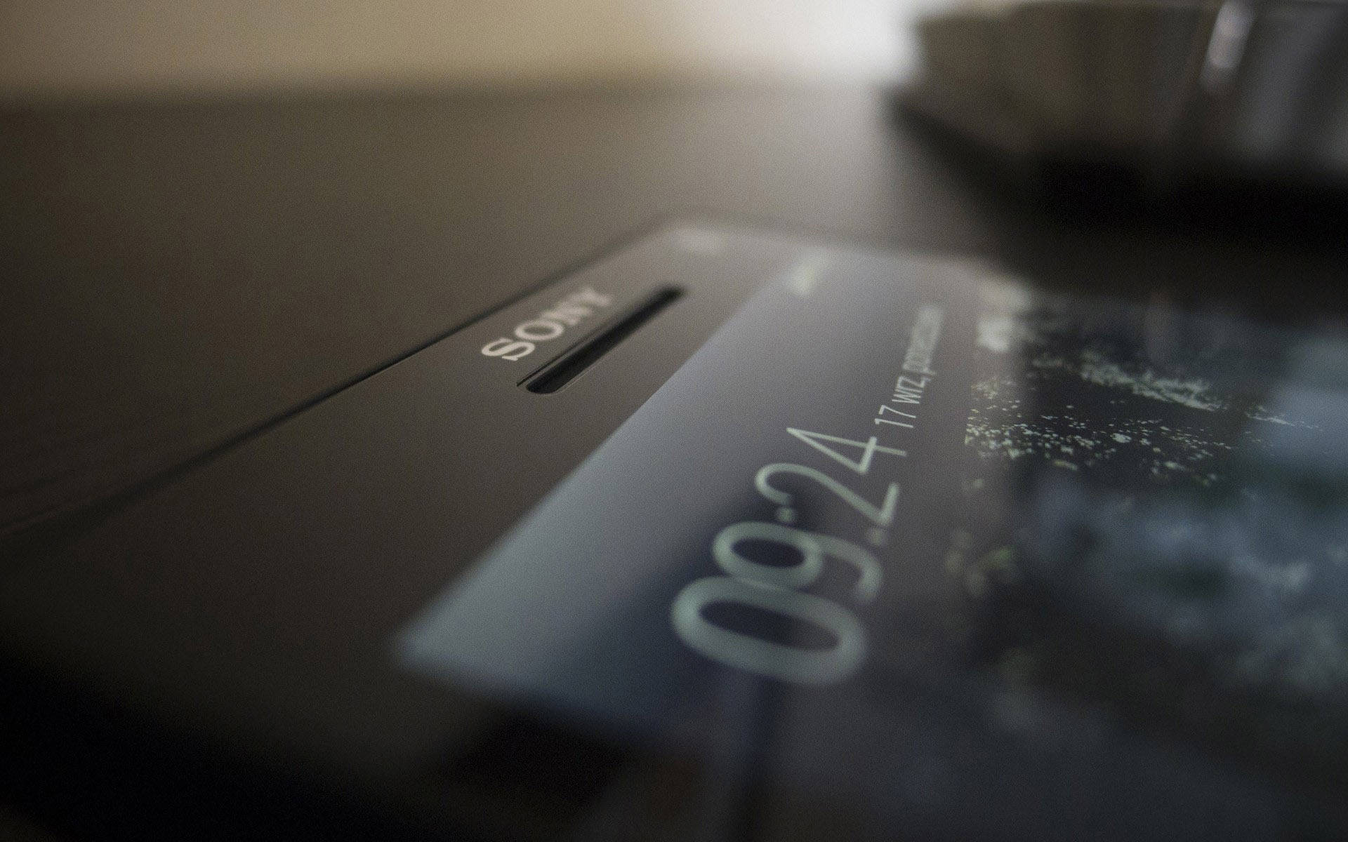 Sony 桌布 壁紙 — Sony 裝置特寫，顯示時間 09:24，背景模糊，光線柔和。
