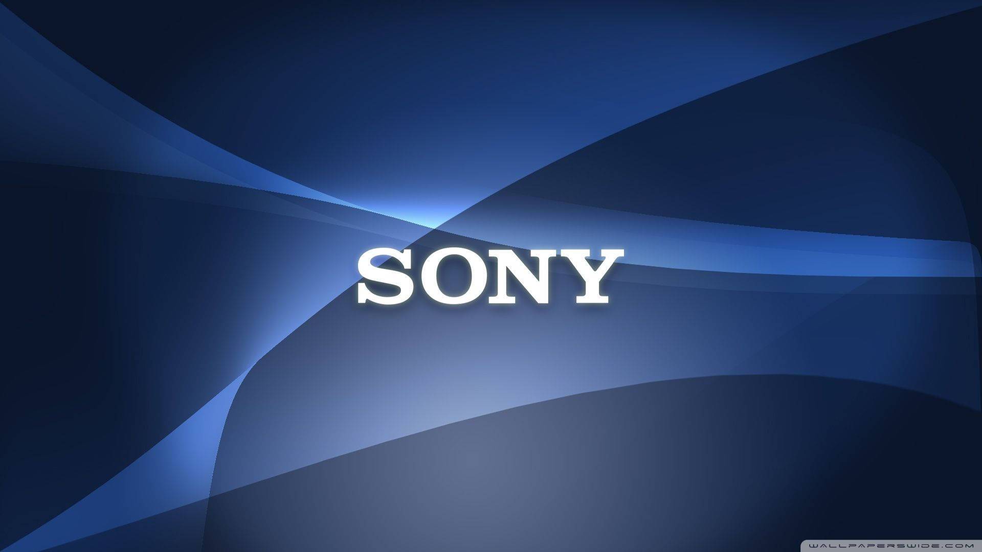 Sony 桌布 壁紙 — SONY 這個字以白色發光，映襯在動態藍色漸變背景上，帶有流動的光線條紋。