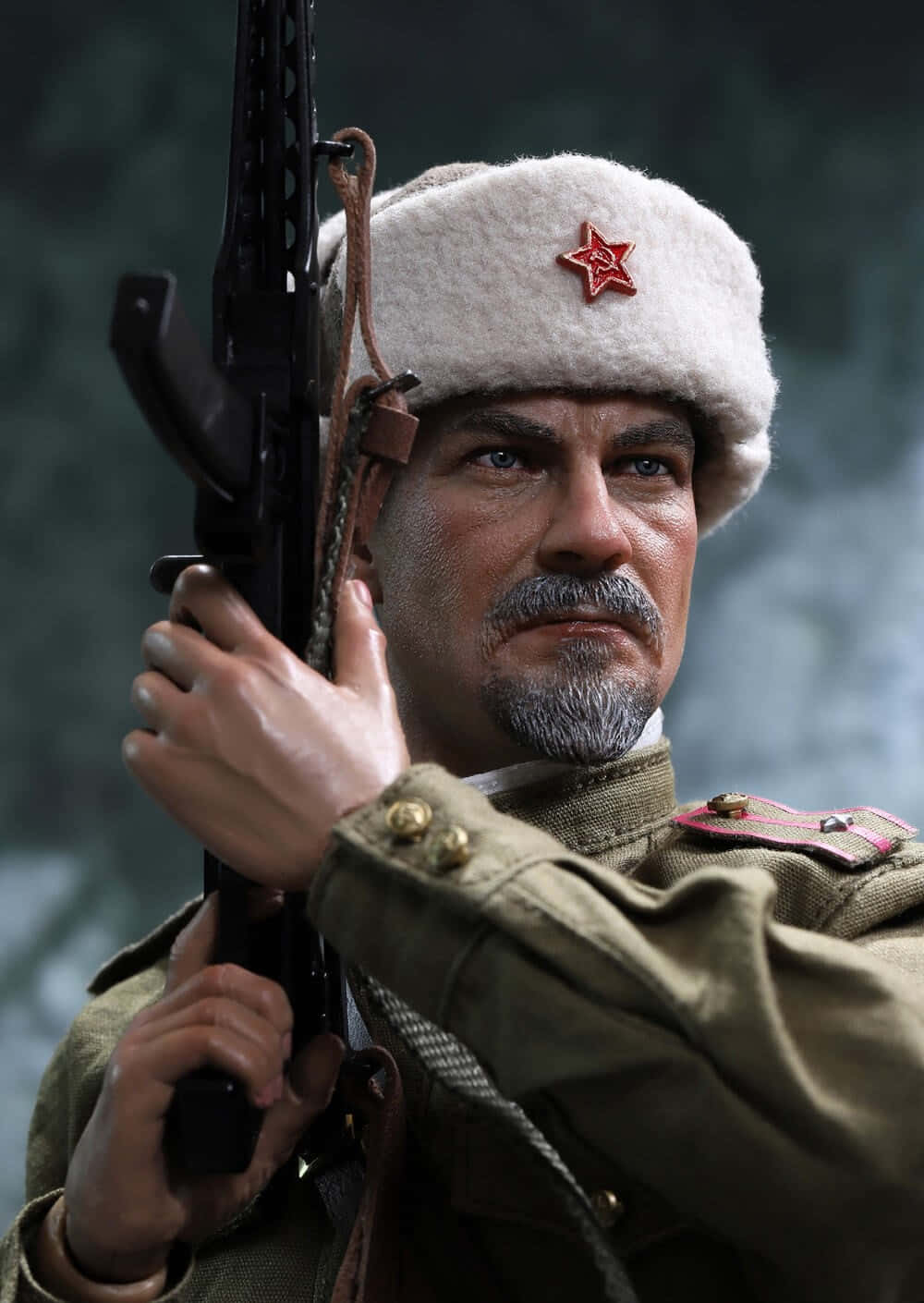  壁紙 — 一個詳細的蘇聯士兵模型，穿著冬季裝備，手持AK-47步槍，戴著紅星帽，背景是模糊的雪景。