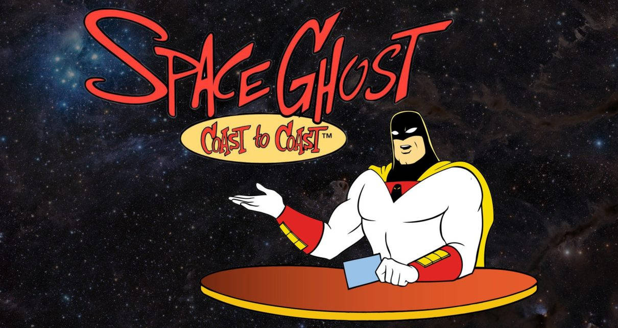 Space Ghost 桌布 壁紙 — Space Ghost 自信地坐在飛碟上，背景是繁星點點的宇宙，並有粗體紅色標題文字。