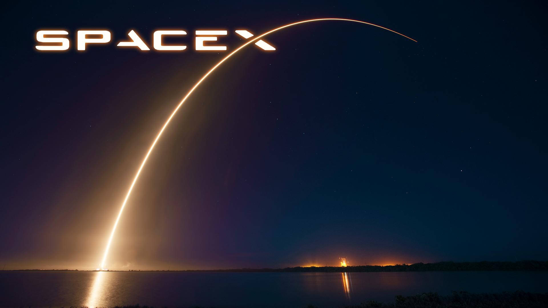 SpaceX 桌布 壁紙 — SpaceX 火箭在夜間升空，在水面上留下發光的弧線，其標誌在上方發光。