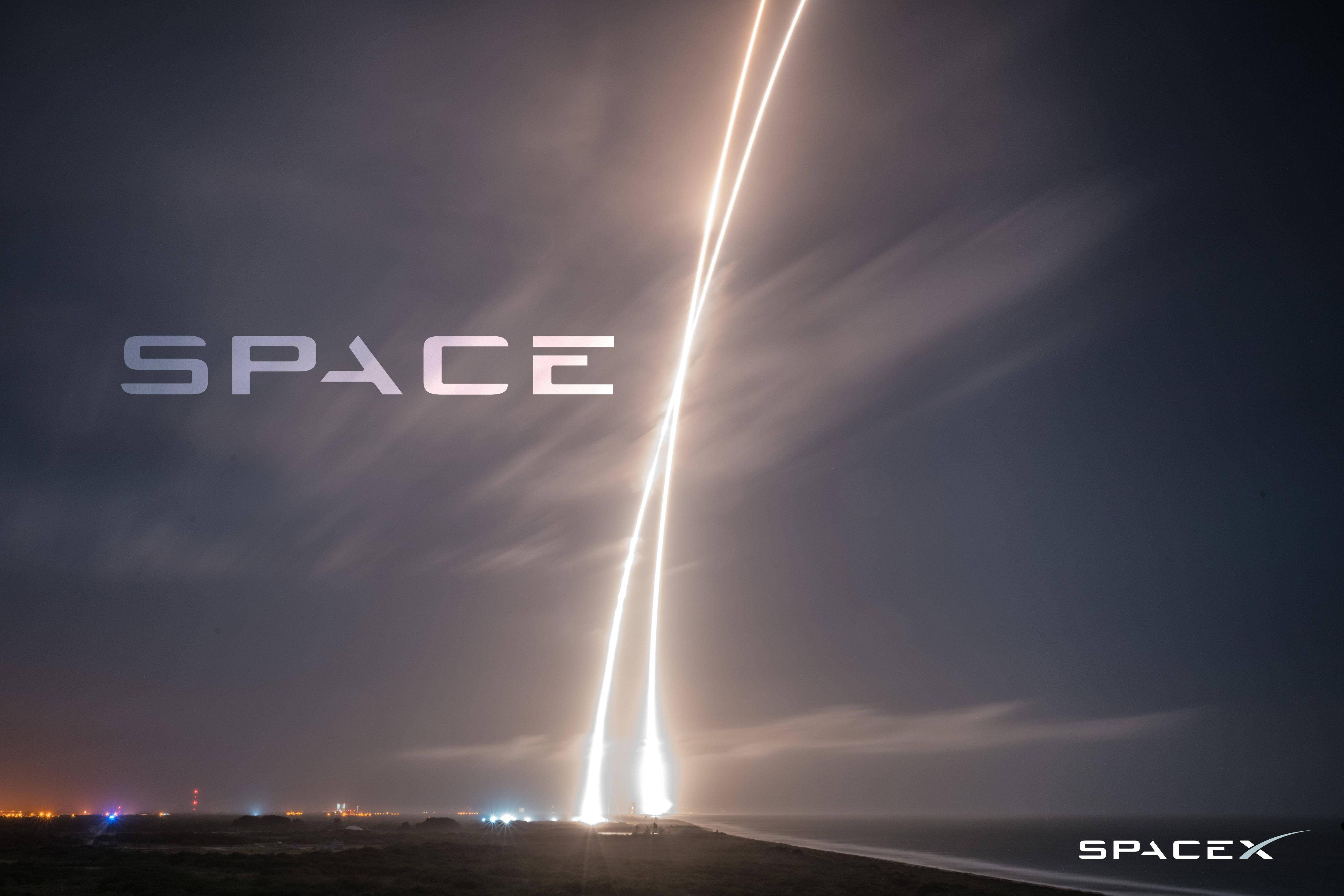 SpaceX 桌布 壁紙 — SpaceX 火箭在夜間升空，在黑暗多雲的天空中留下明亮的雙重光跡。